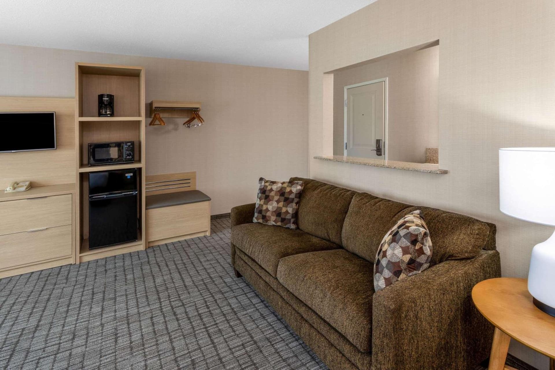 Days Inn & Suites by Wyndham Duluth by the Mall property views in Duluth, MN — gallery photo 3