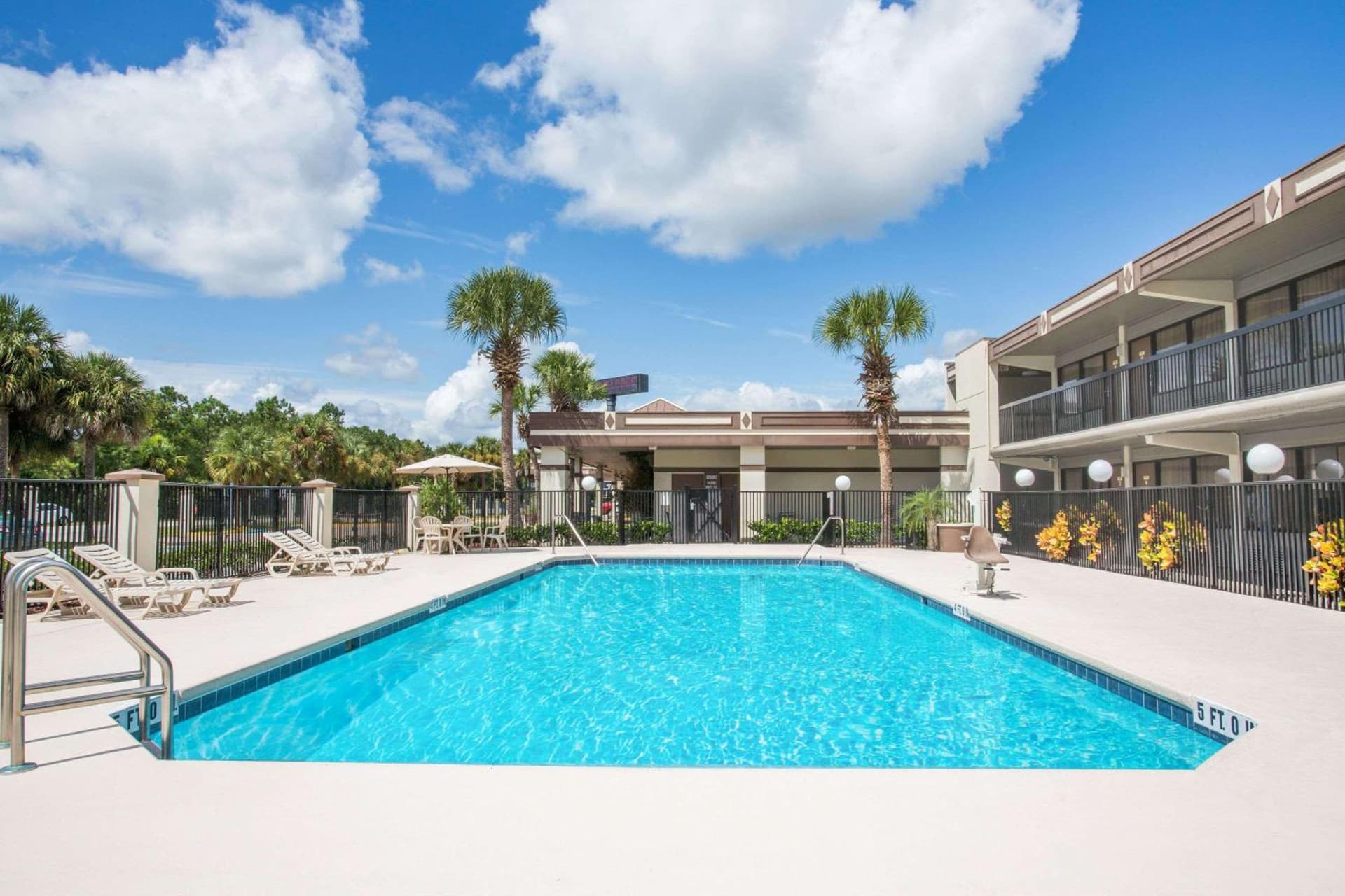 Travelodge by Wyndham Deltona gallery photo in Deltona, FL — image 55