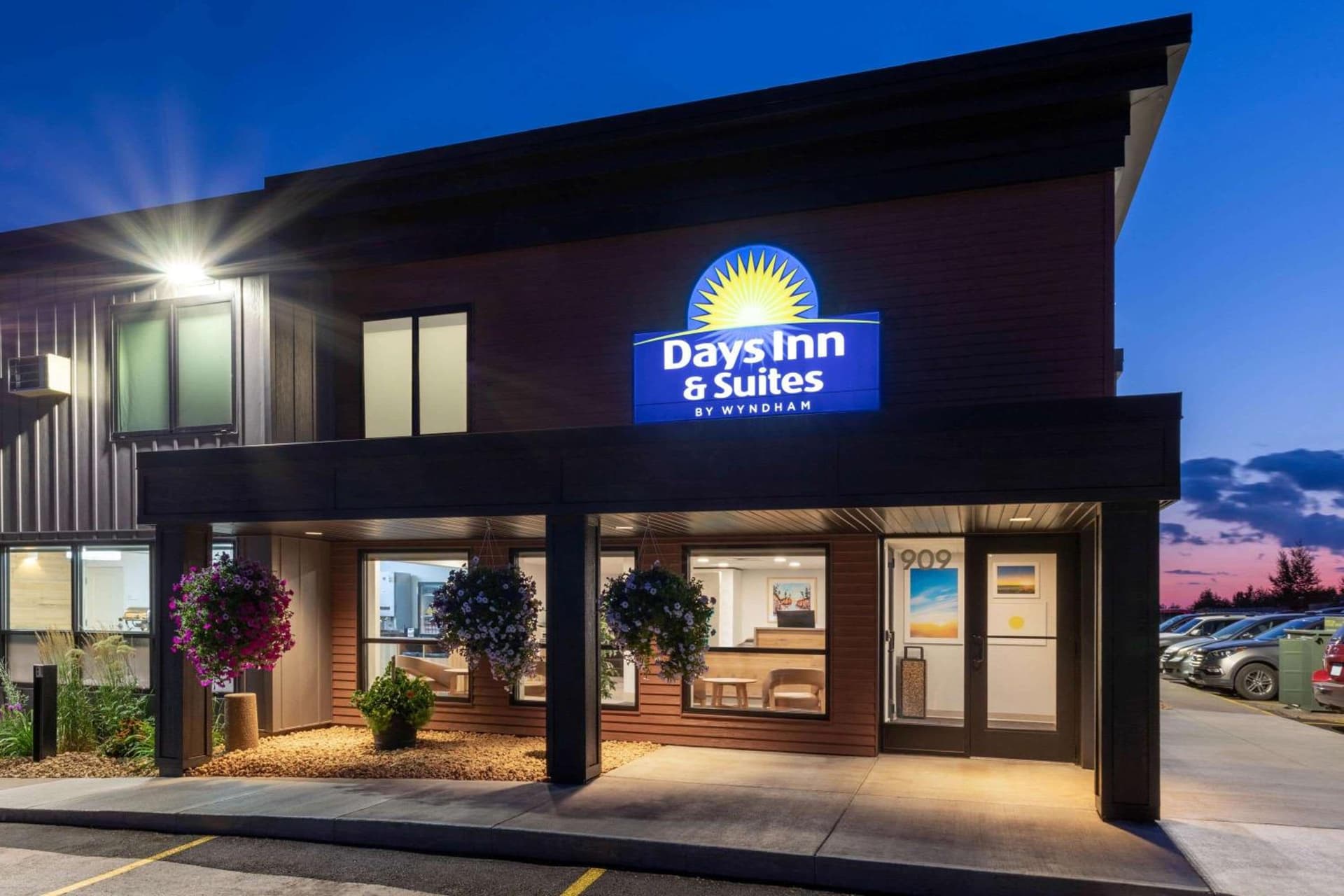 Days Inn & Suites by Wyndham Duluth by the Mall property views in Duluth, MN — gallery photo 3
