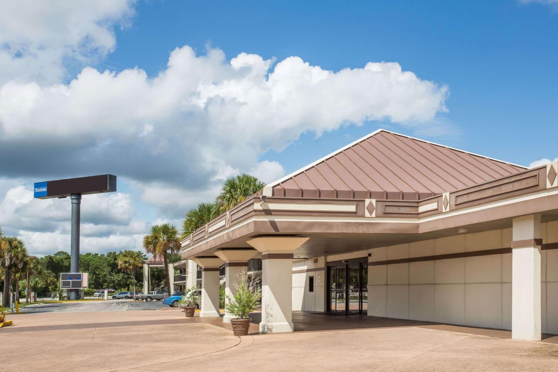 Travelodge by Wyndham Deltona exterior or lobby in Deltona, FL — main listing photo
