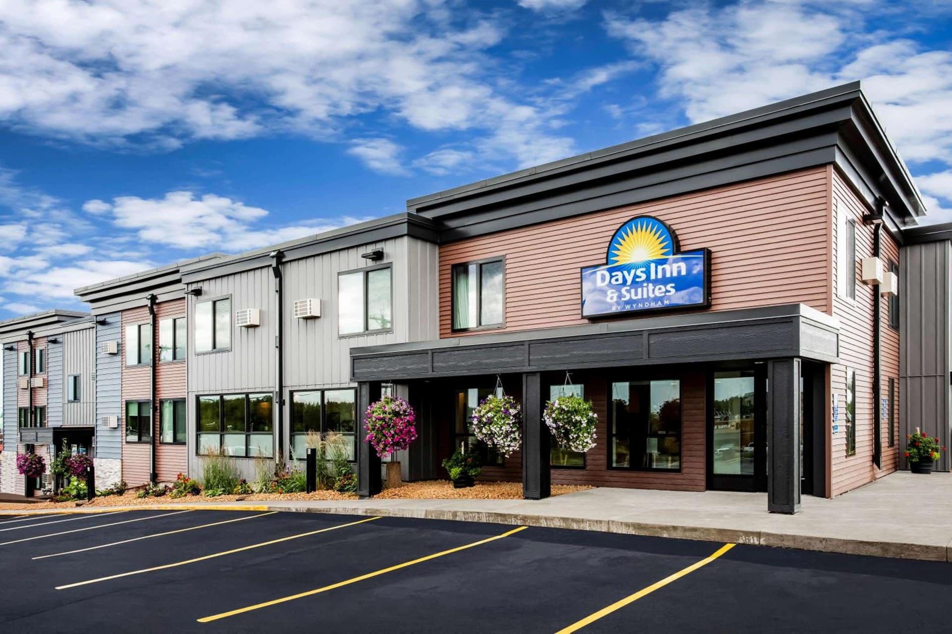 Days Inn & Suites by Wyndham Duluth by the Mall — hotel in Duluth, Minnesota