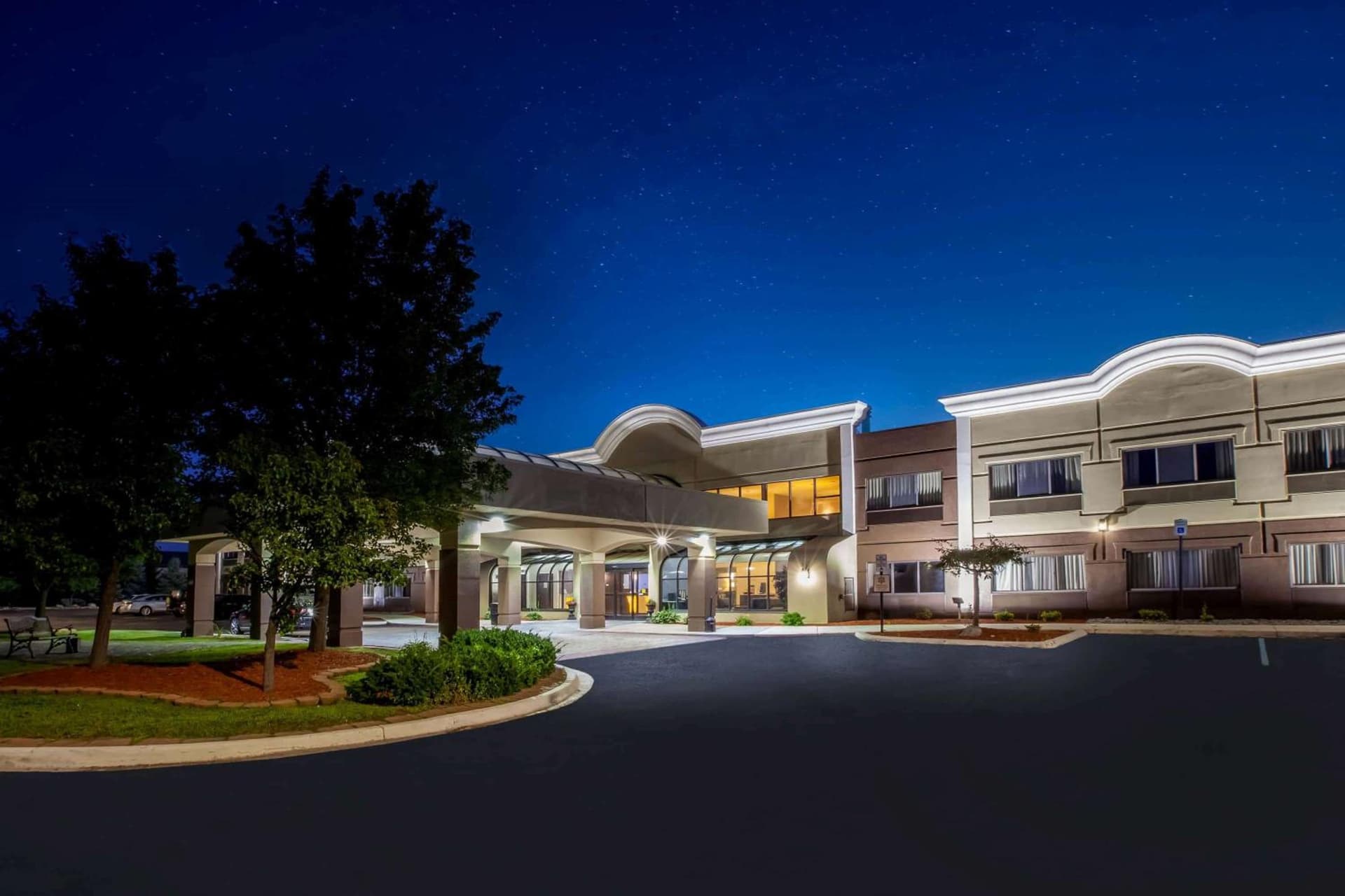 Days Inn & Suites by Wyndham Rochester Hills MI interior in Rochester Hills, MI — gallery photo 2