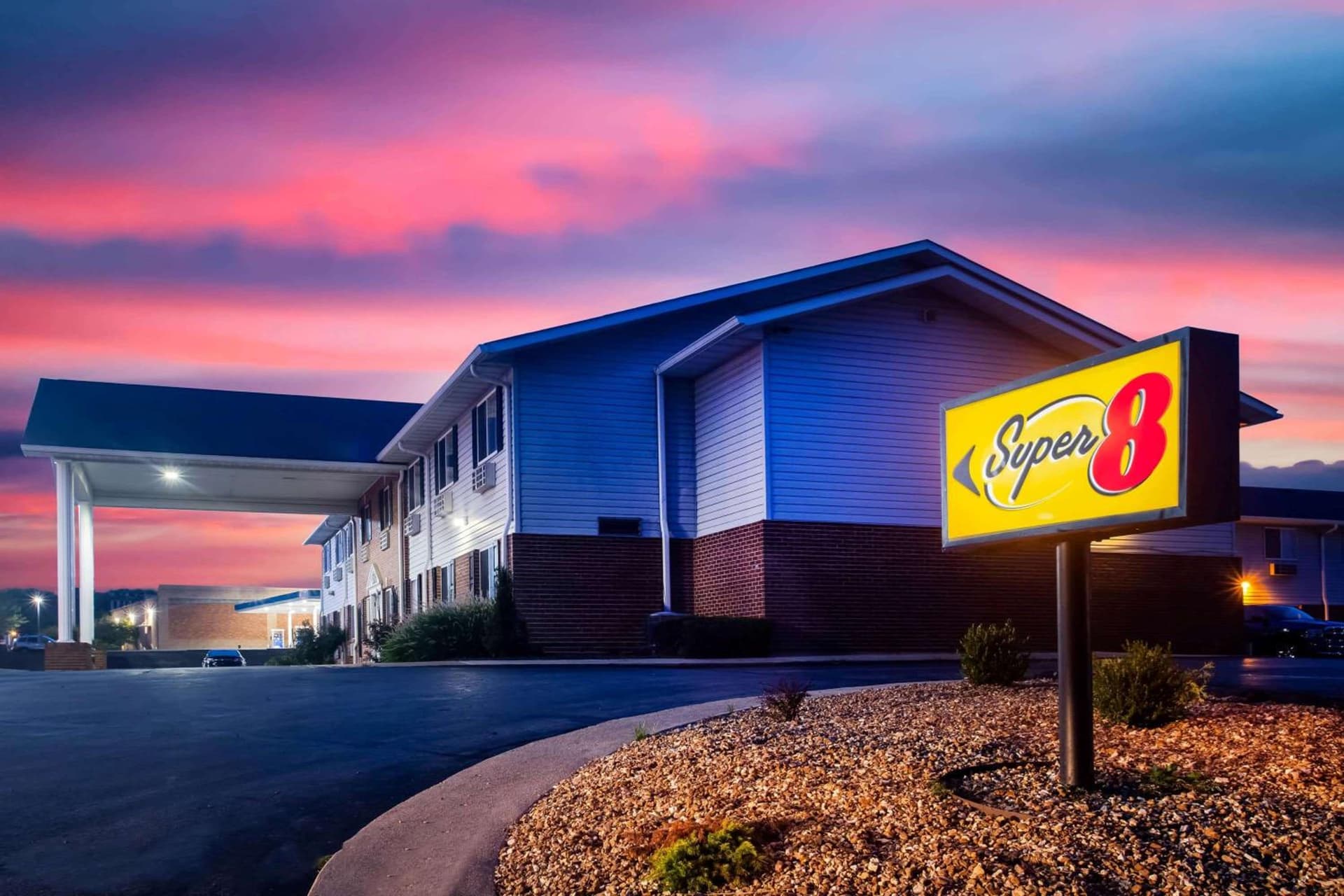 Super 8 by Wyndham Washington property views in Washington, MO — gallery photo 3