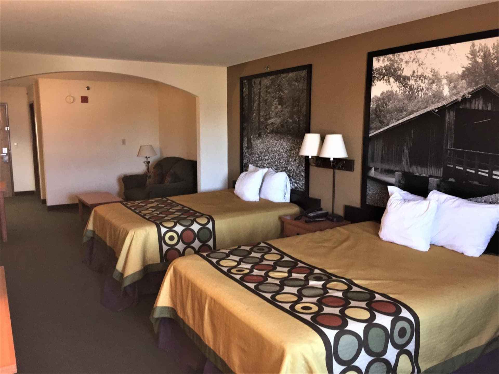 Super 8 by Wyndham Columbia East gallery photo in Columbia, MO — image 7