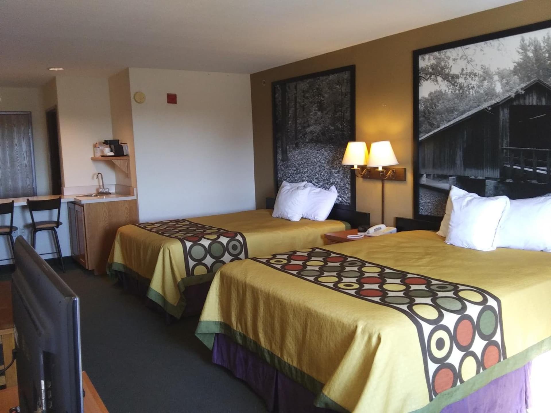 Super 8 by Wyndham Columbia East gallery photo in Columbia, MO — image 33