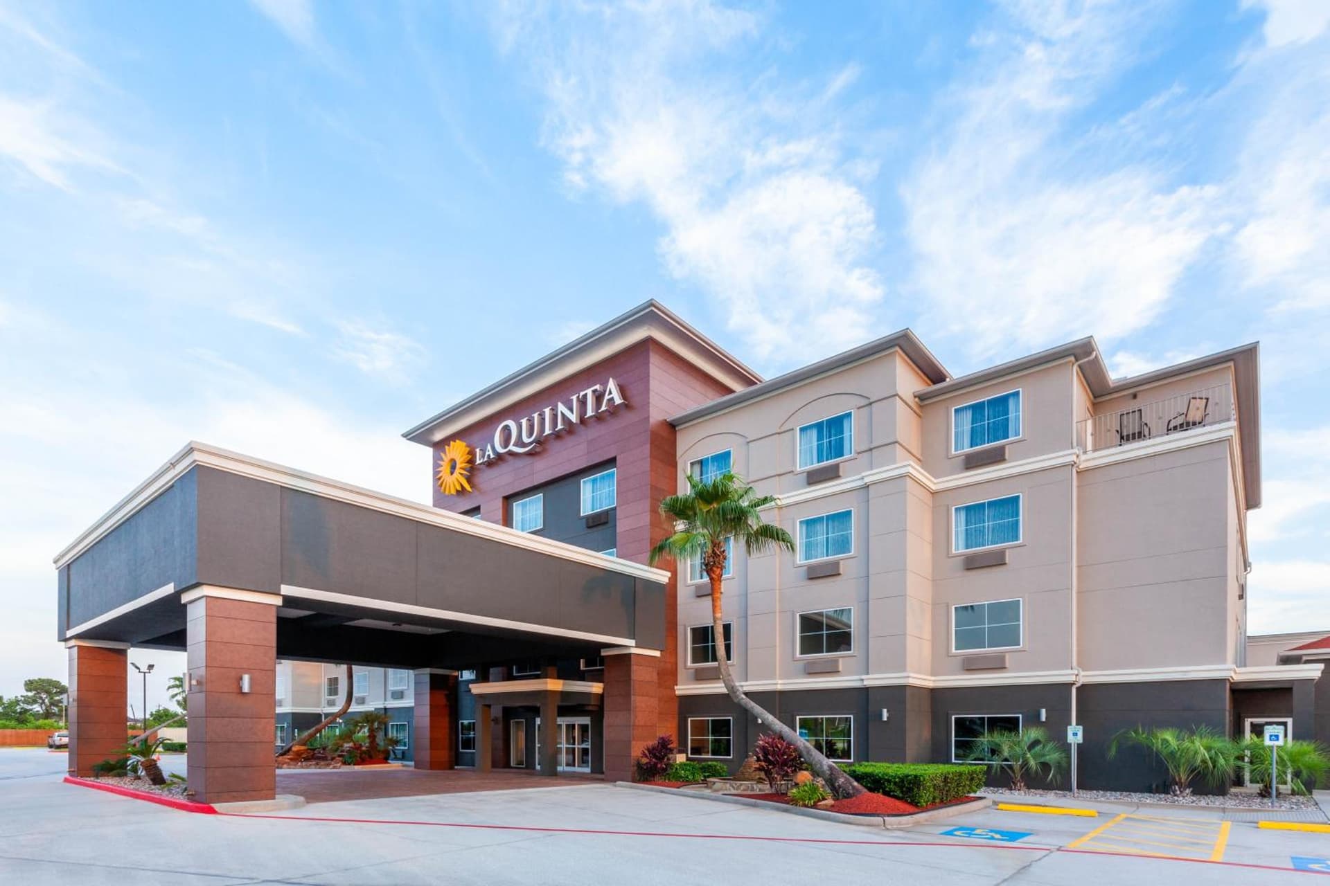 La Quinta by Wyndham Houston Channelview interior in Houston, TX — gallery photo 2