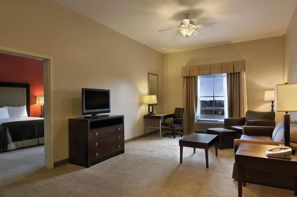 Holiday Inn Hotels Batesville by IHG interior in Batesville, MS — gallery photo 2