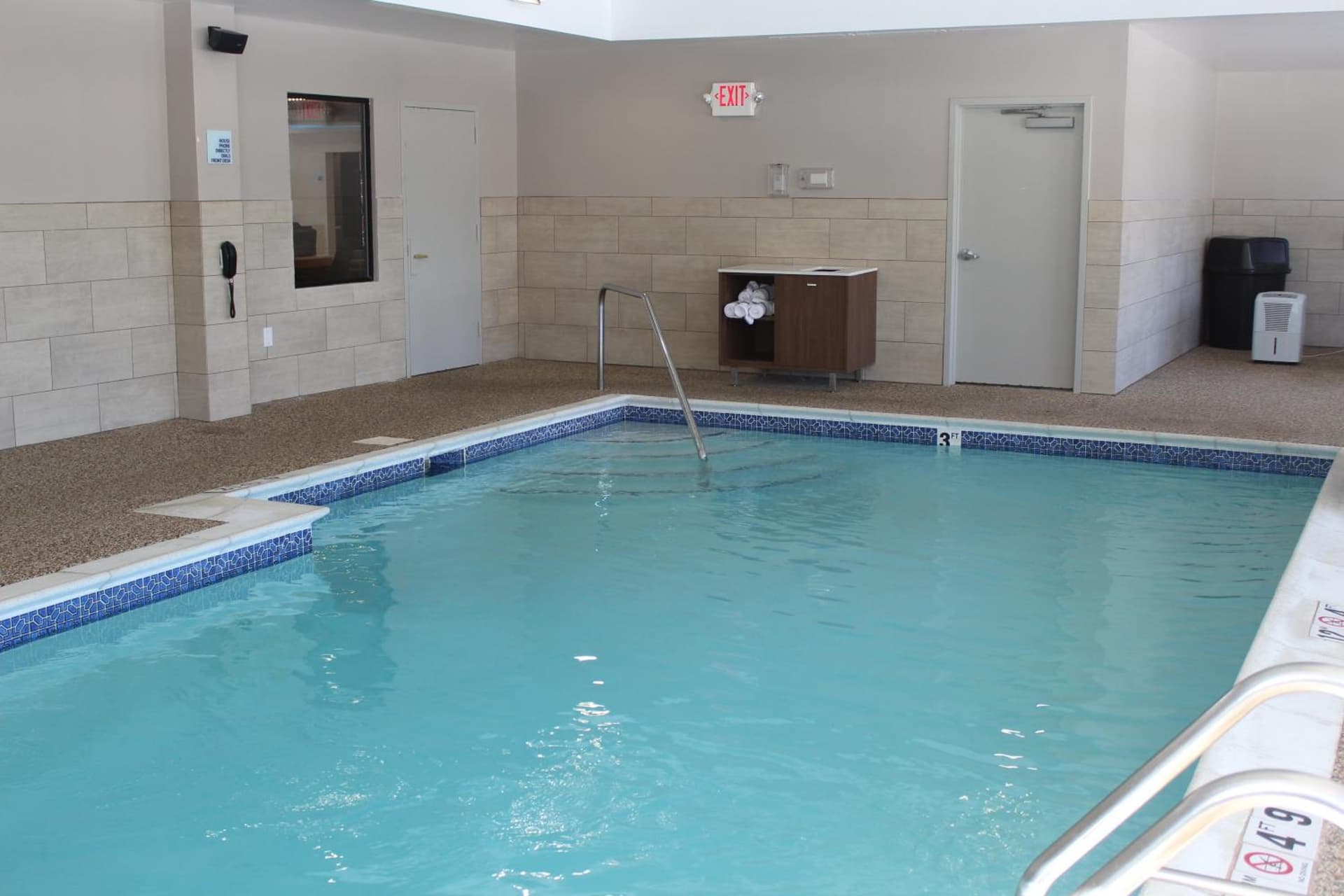 Holiday Inn Express & Suites Bradley Airport by IHG interior in Windsor Locks — gallery photo 2