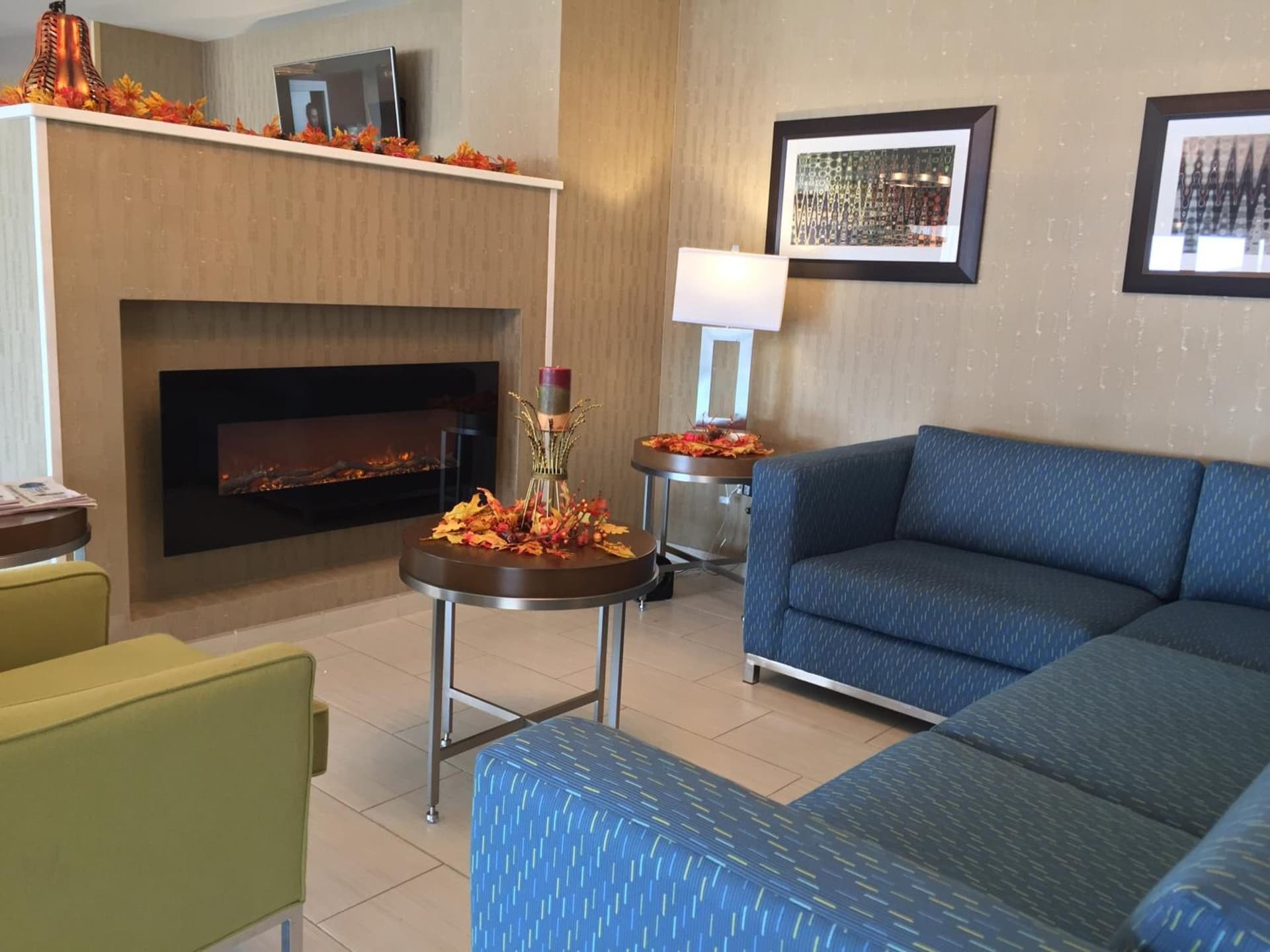 Holiday Inn Express Chicago NW - Arlington Heights by IHG interior in Arlington Heights, IL — gallery photo 2