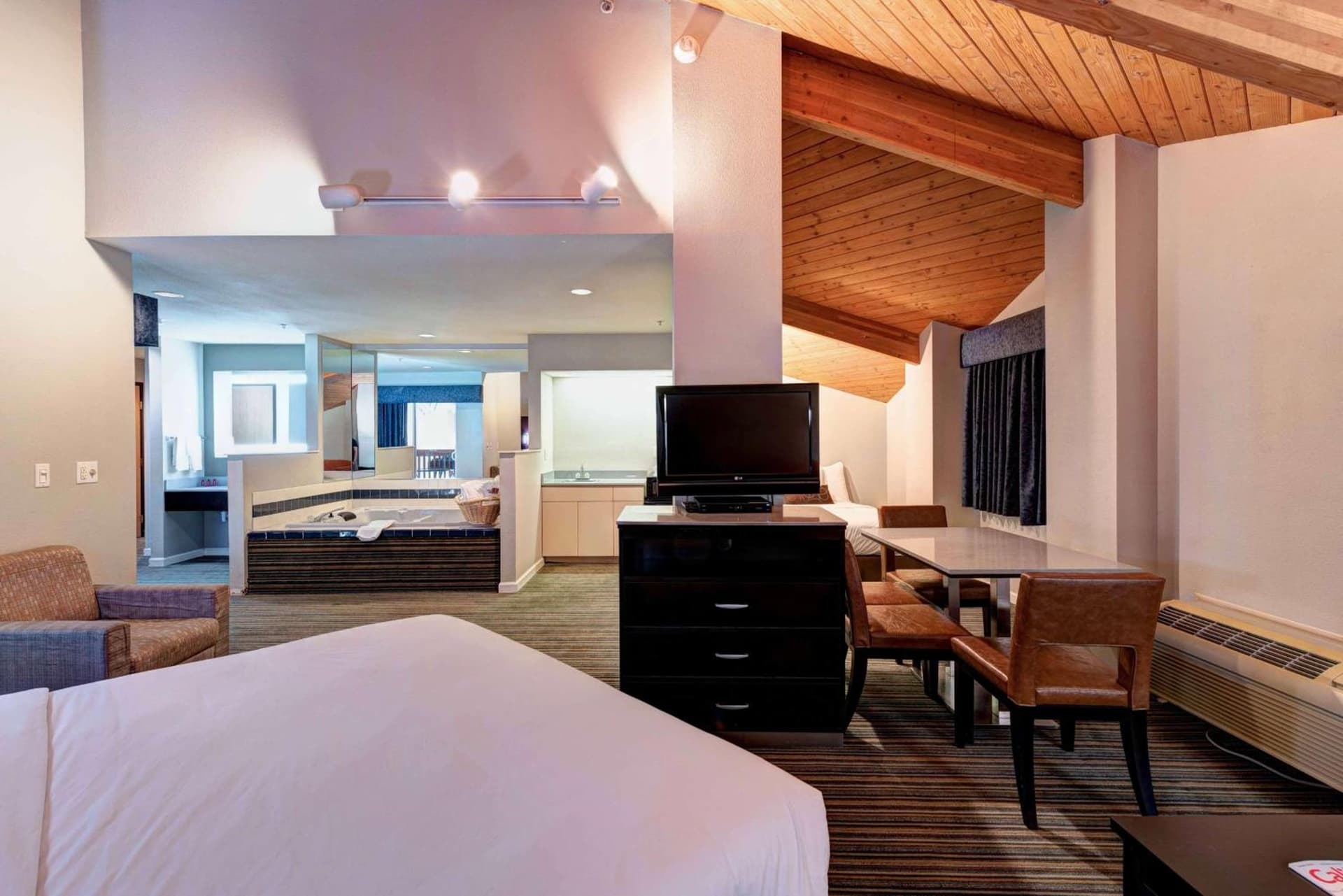 SureStay Plus Hotel by Best Western Redding gallery photo in Redding, CA — image 10