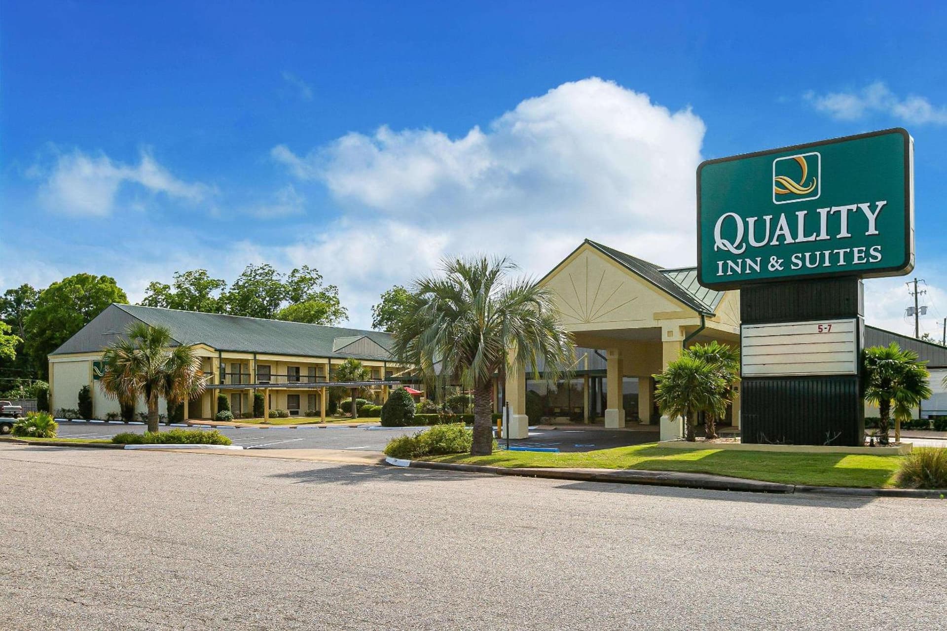 Quality Inn & Suites near Lake Eufaula featured exterior or lobby in Eufaula, AL — similar hotel