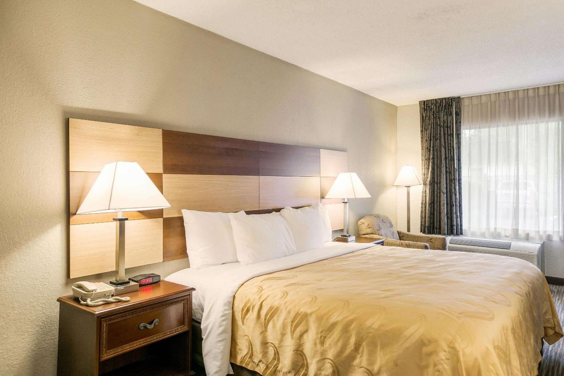 Quality Inn & Suites near Lake Eufaula interior in Eufaula, AL — gallery photo 2