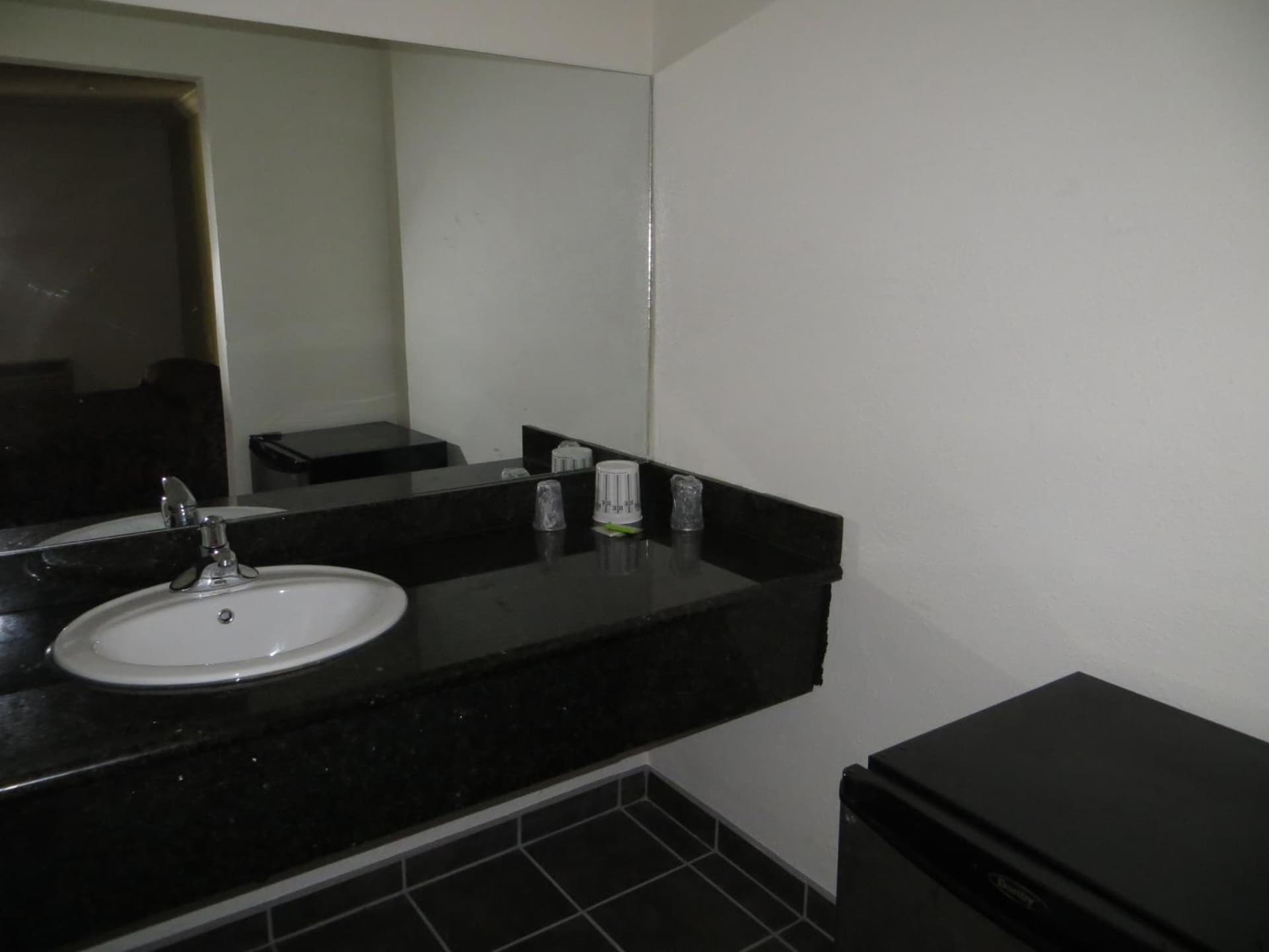 Studio 6 Oakland CA San Francisco Berkeley Area property views in Oakland, CA — gallery photo 3