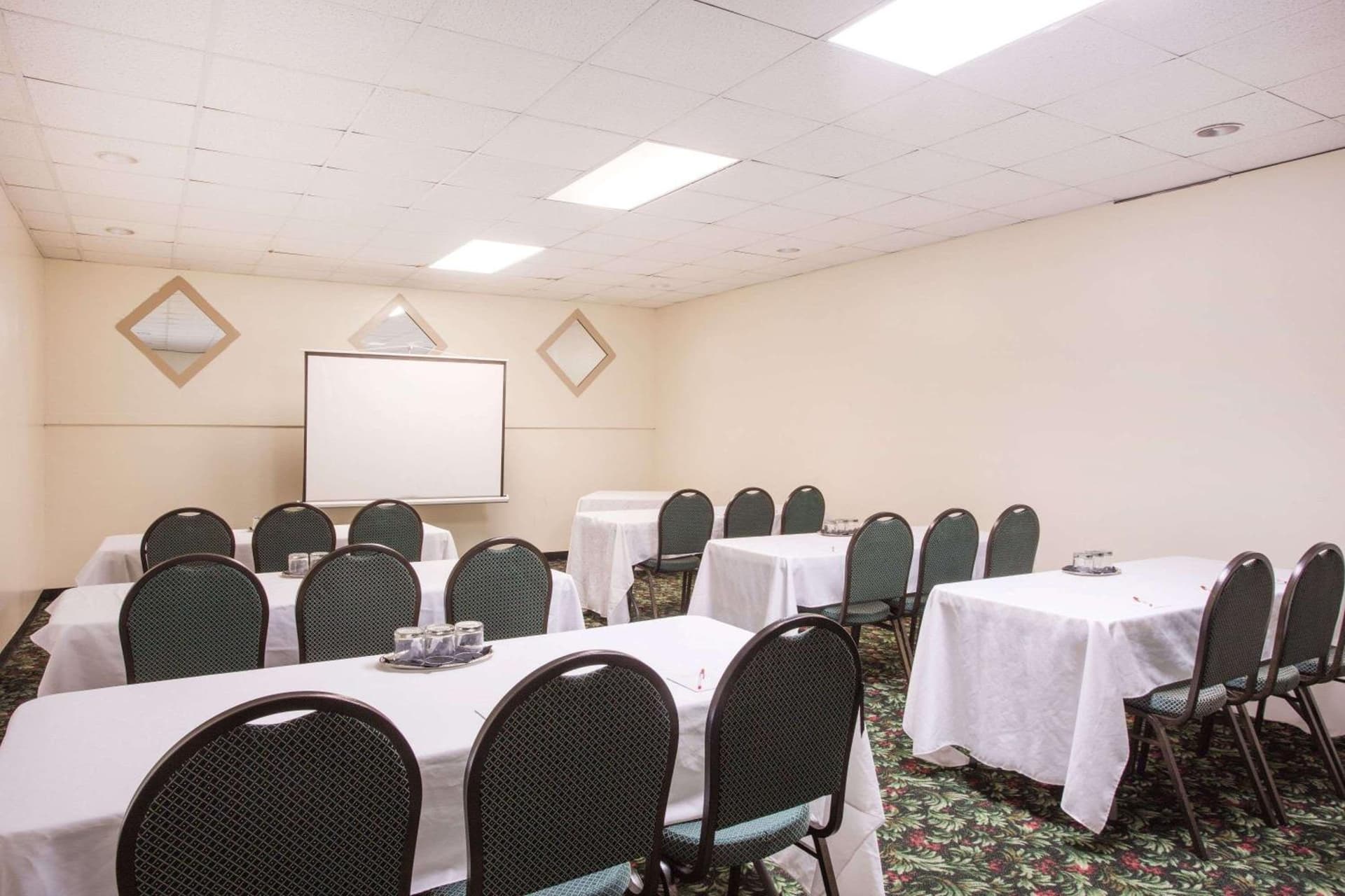 Ramada by Wyndham & Suites Warner Robins gallery photo in Warner Robins, GA — image 52