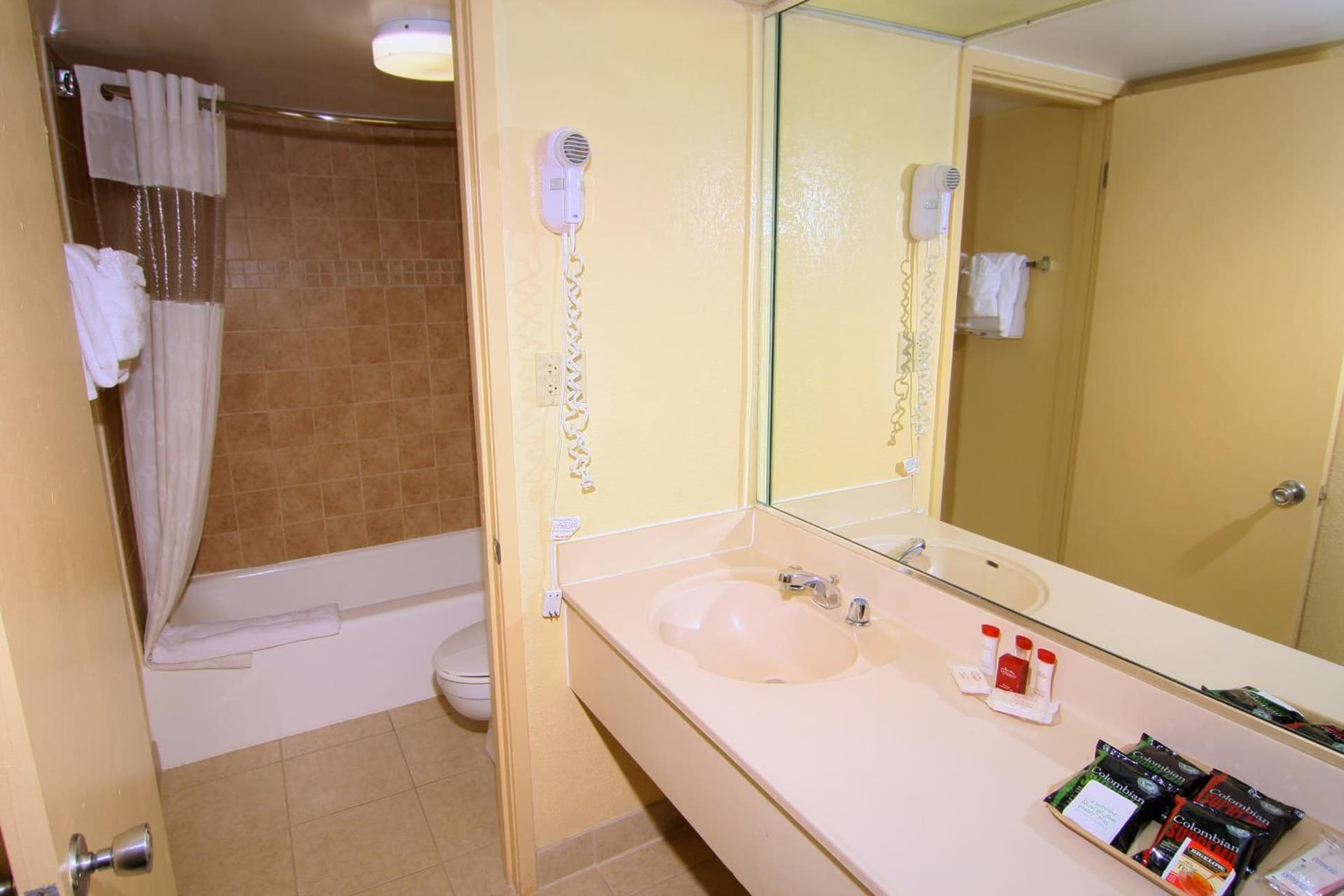 Ramada by Wyndham Kissimmee Gateway - Free Theme Park Shuttle gallery photo in Orlando, FL — image 13