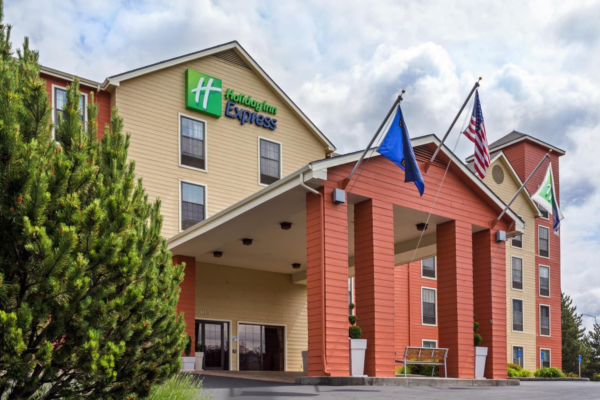 Holiday Inn Express Grants Pass by IHG featured exterior or lobby in Grants Pass, OR — similar hotel