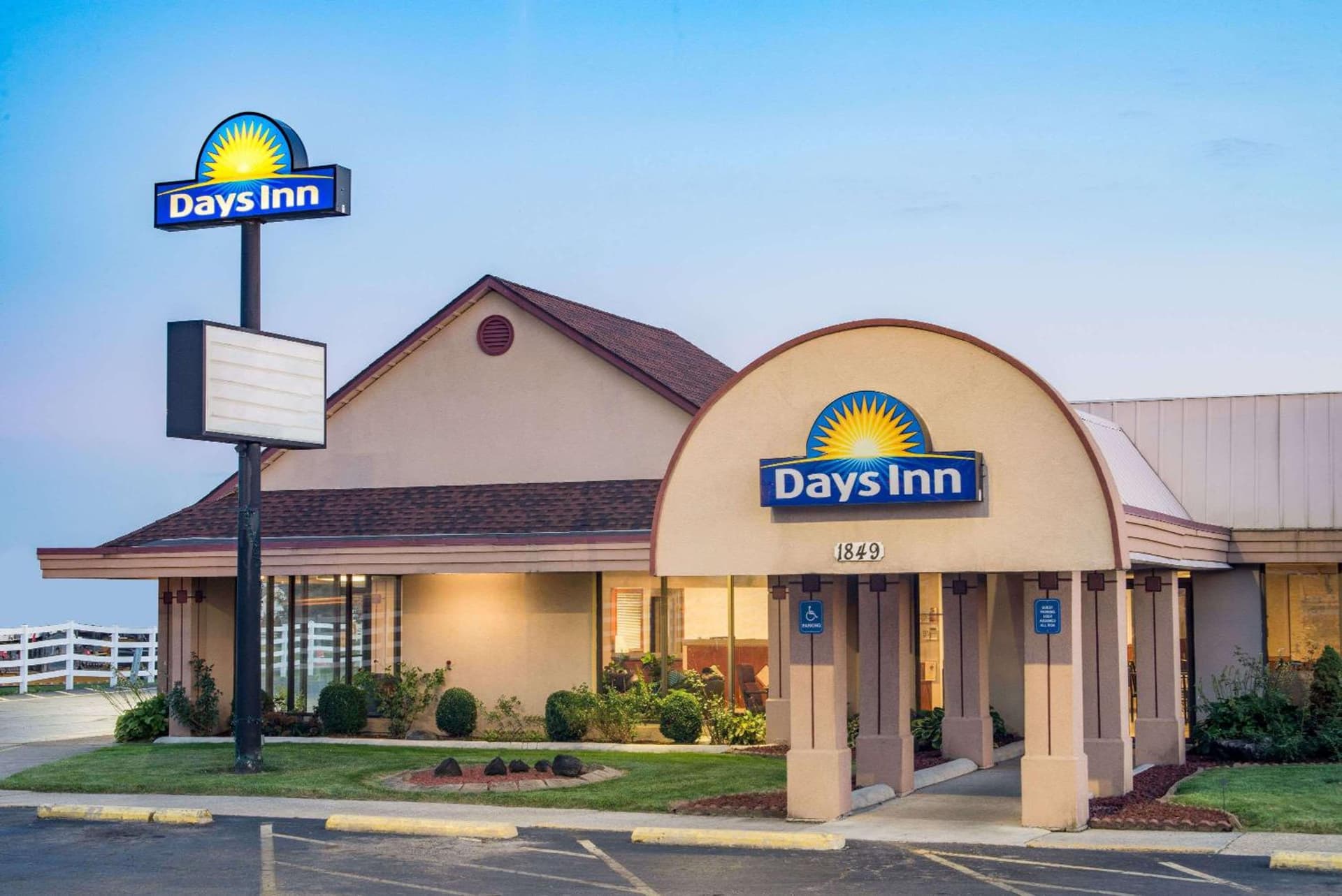 Days Inn by Wyndham Grove City Columbus South featured exterior or lobby in Grove City, OH — similar hotel