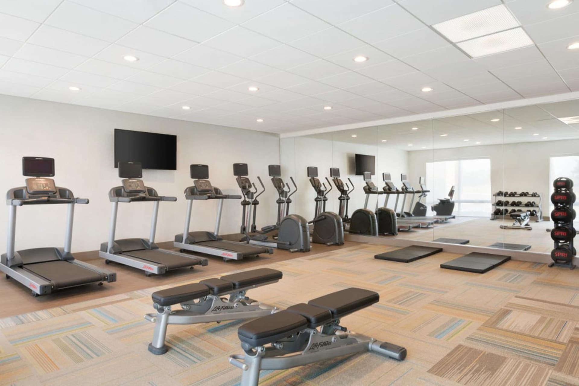 Holiday Inn Express & Suites - Cincinnati NE - Red Bank Road by IHG interior in Cincinnati, OH — gallery photo 2