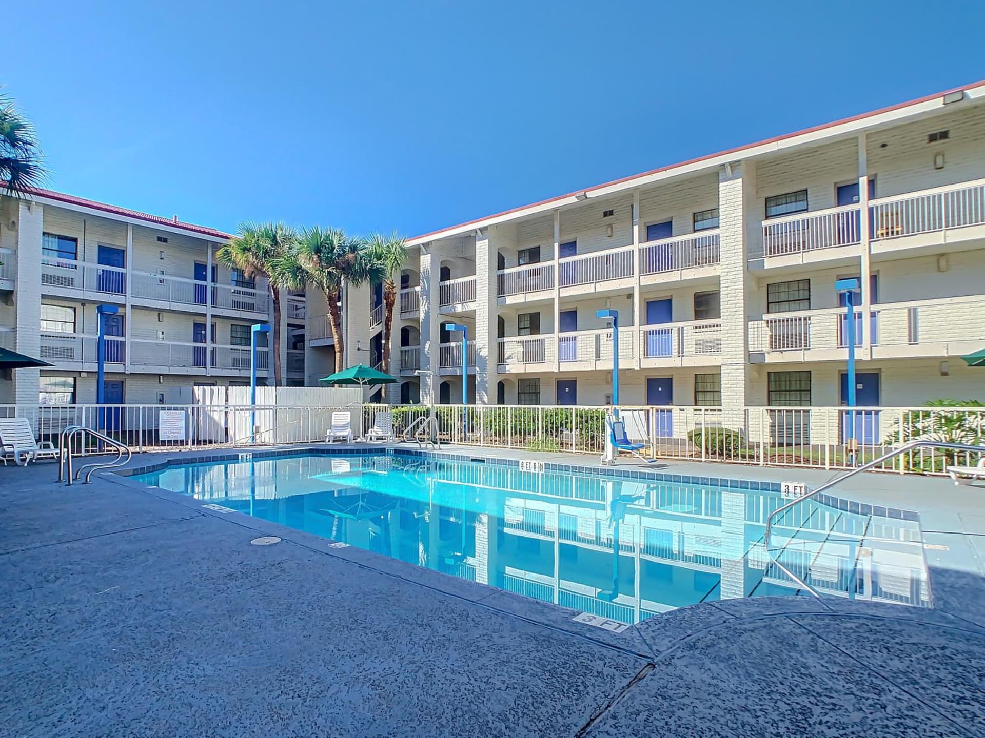 SoHo Inn and Suites Jacksonville North interior in Jacksonville, FL — gallery photo 2