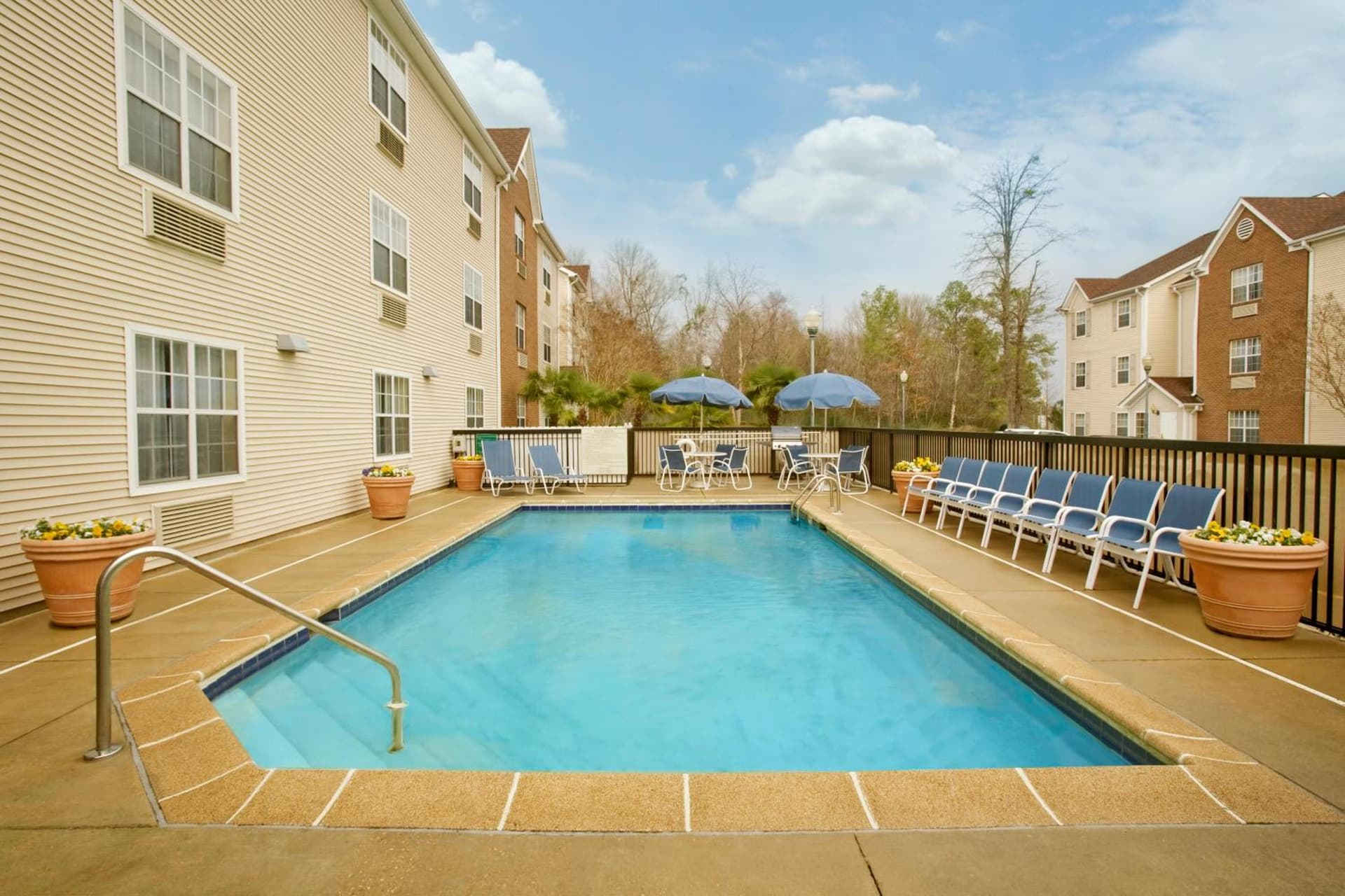 Suburban Studios Jackson North interior in Jackson, MS — gallery photo 2