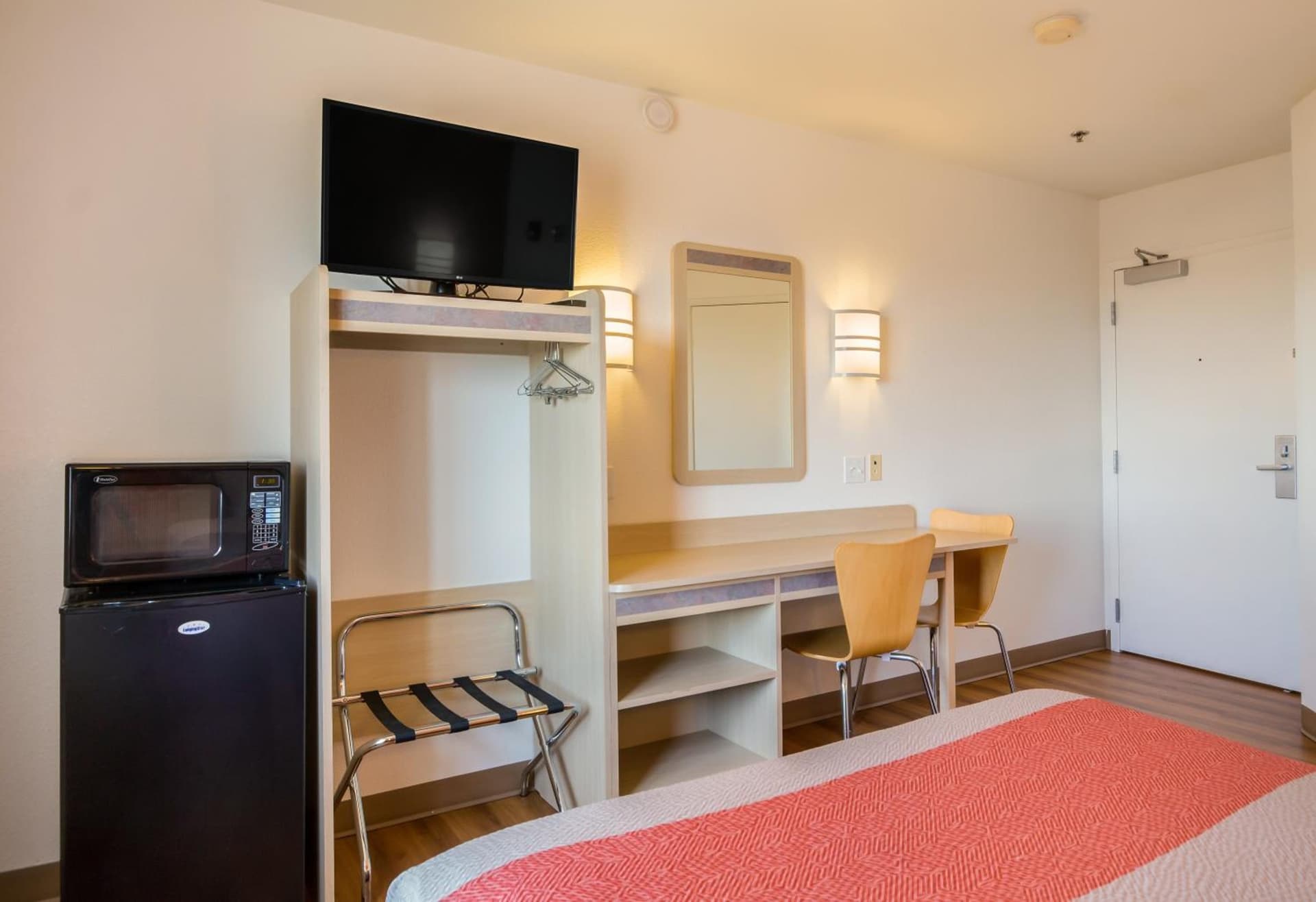 Howard Johnson by Wyndham Lemoore Near Naval Air Station gallery photo in Lemoore, CA — image 29