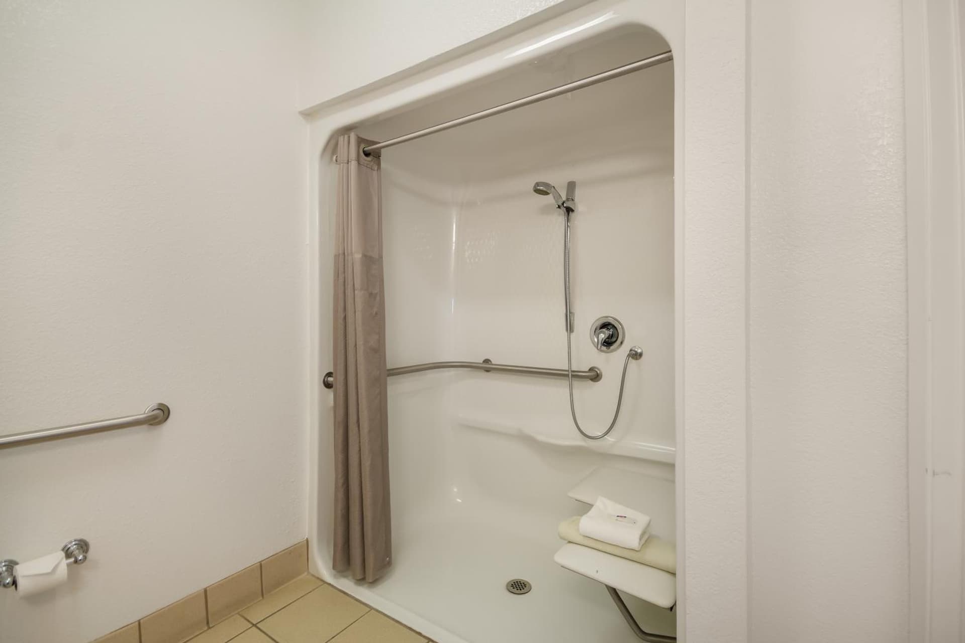 Howard Johnson by Wyndham Lemoore Near Naval Air Station gallery photo in Lemoore, CA — image 34
