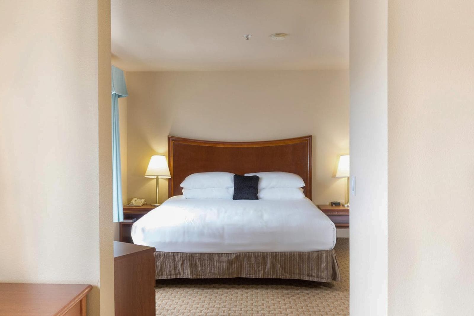 Red Lion Inn & Suites McMinnville property views in McMinnville, OR — gallery photo 3