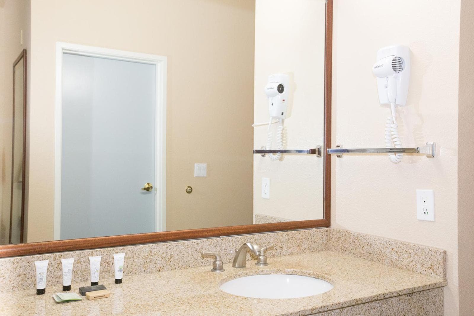 Red Lion Inn & Suites McMinnville gallery photo in McMinnville, OR — image 8