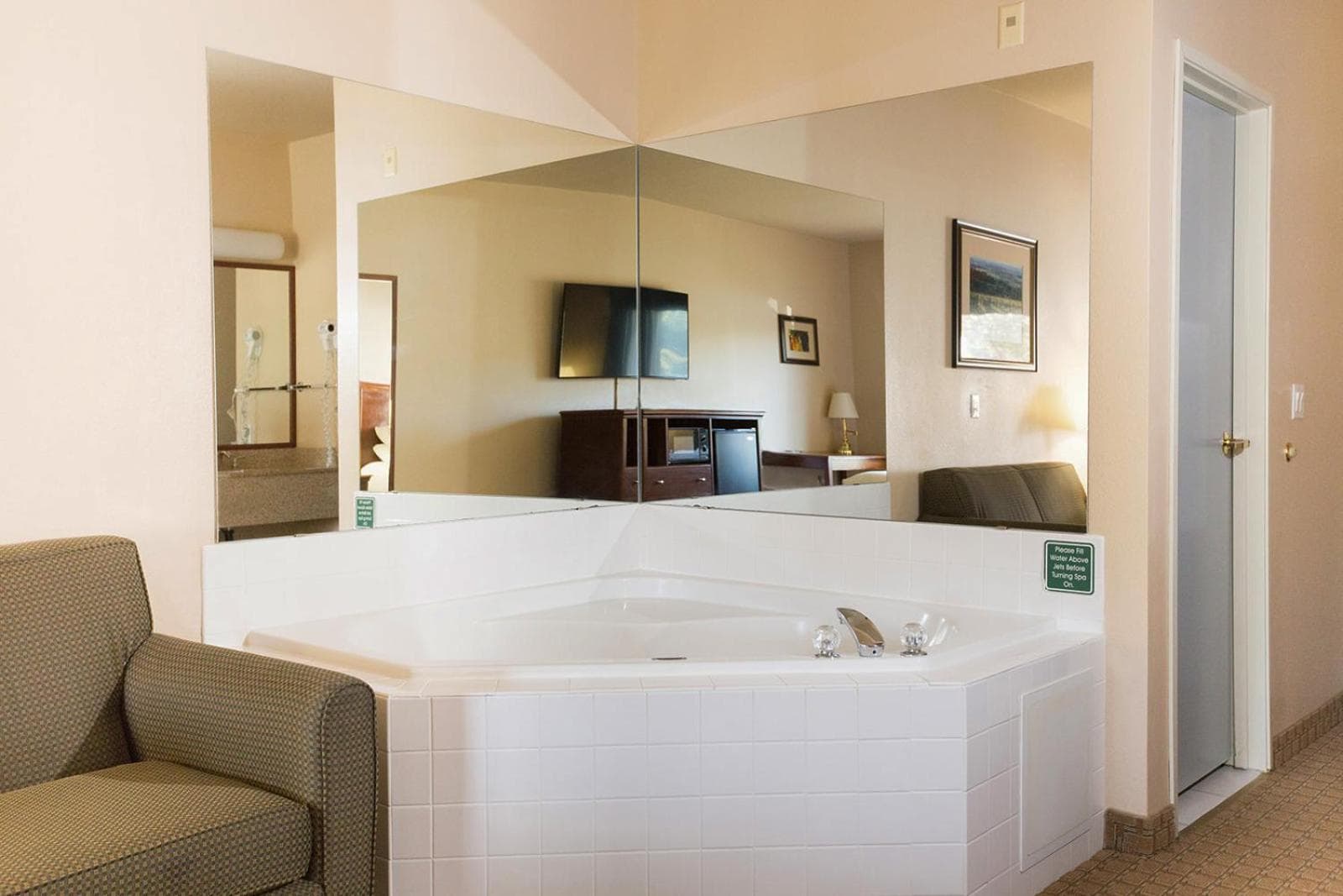 Red Lion Inn & Suites McMinnville interior in McMinnville, OR — gallery photo 2