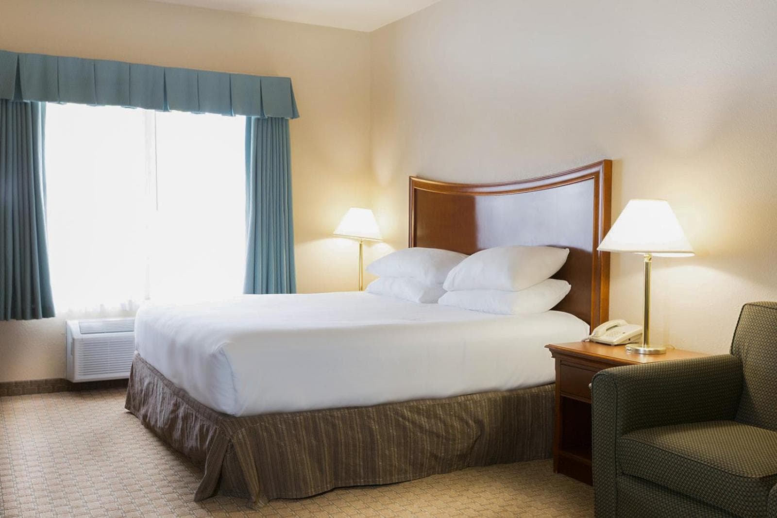 Red Lion Inn & Suites McMinnville property views in McMinnville, OR — gallery photo 3