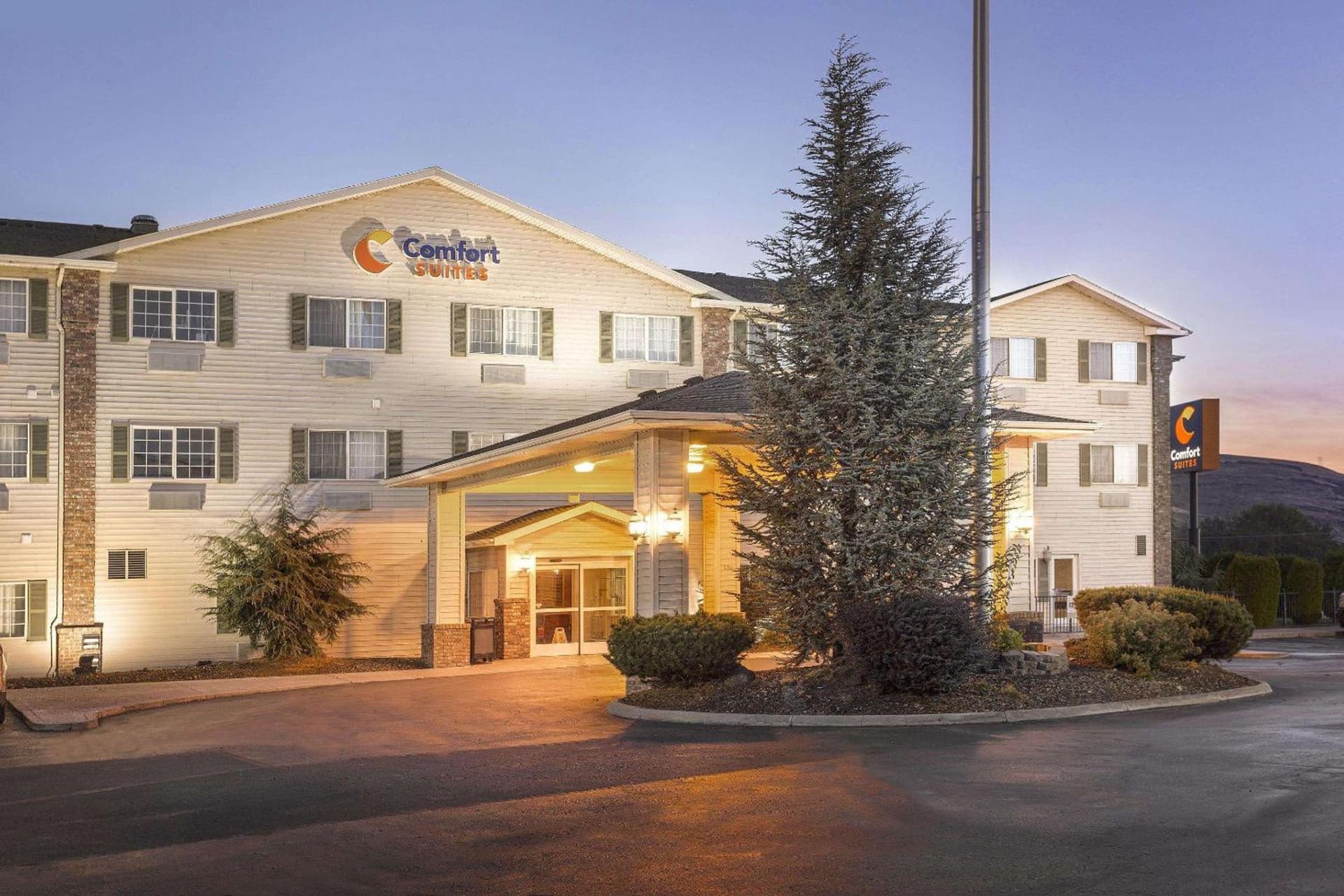 Comfort Suites Yakima featured exterior or lobby in Yakima, WA — similar hotel