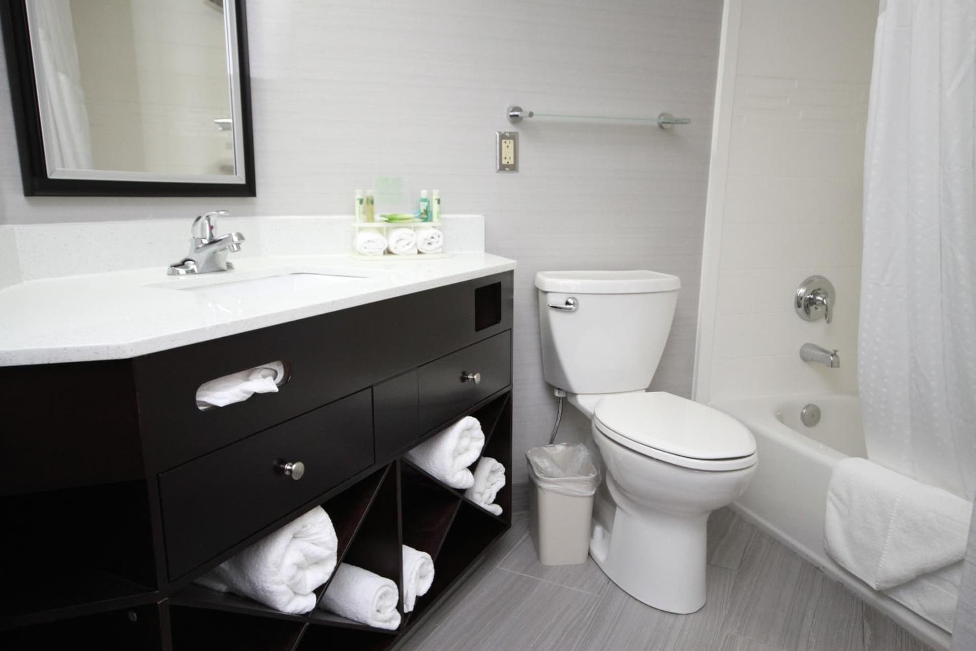 Holiday Inn Express Janesville-I-90 & US Highway 14 by IHG interior in Janesville, WI — gallery photo 2