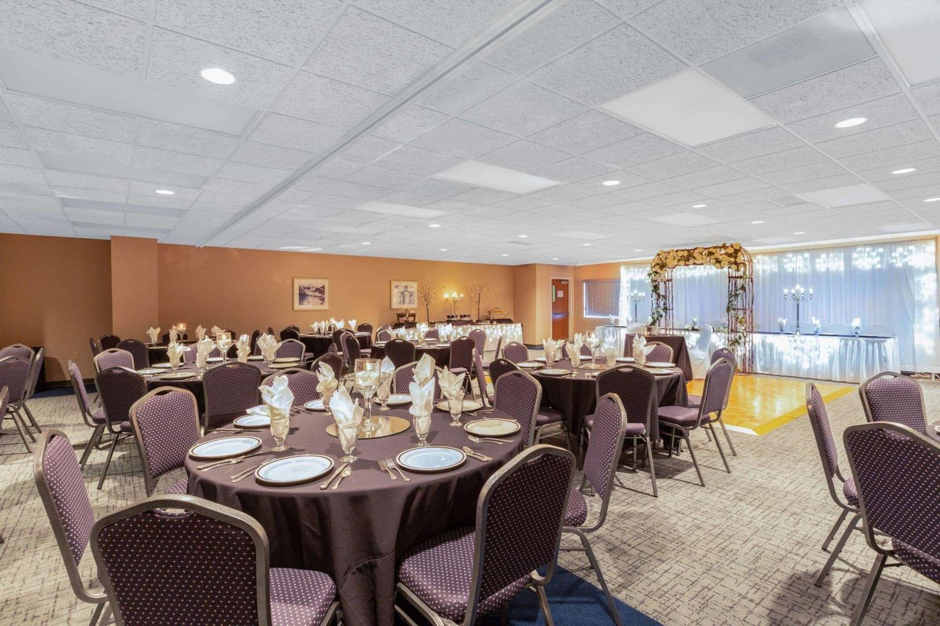 Baymont by Wyndham Des Moines Airport interior in Des Moines, IA — gallery photo 2