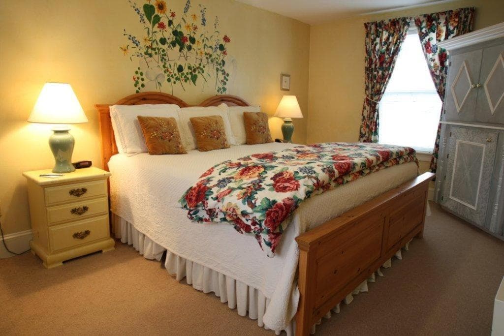 Admiral Fitzroy Inn property views in Newport, RI — gallery photo 3