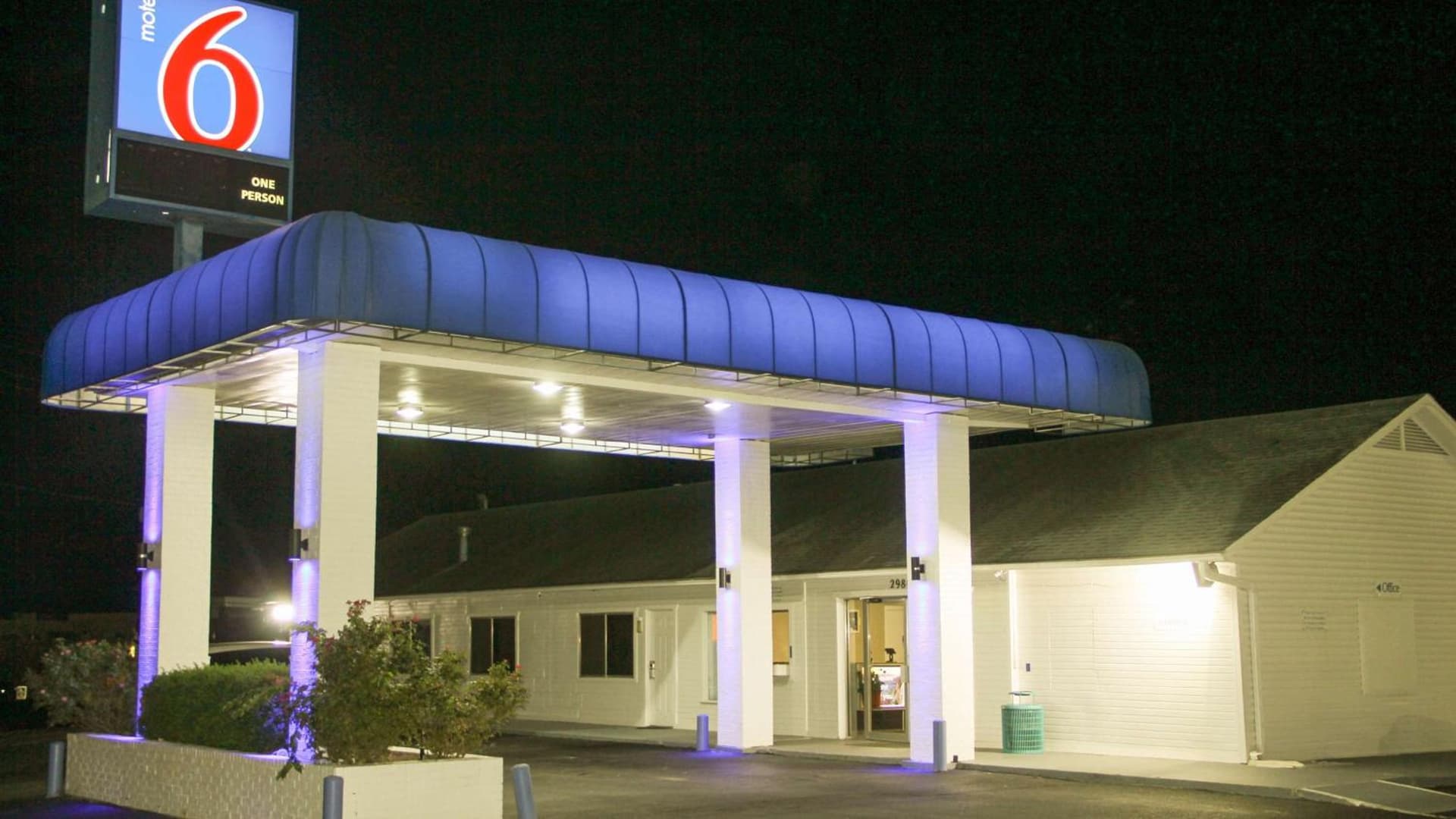 Motel 6-Fayetteville, AR featured exterior or lobby in Fayetteville, AR — similar hotel