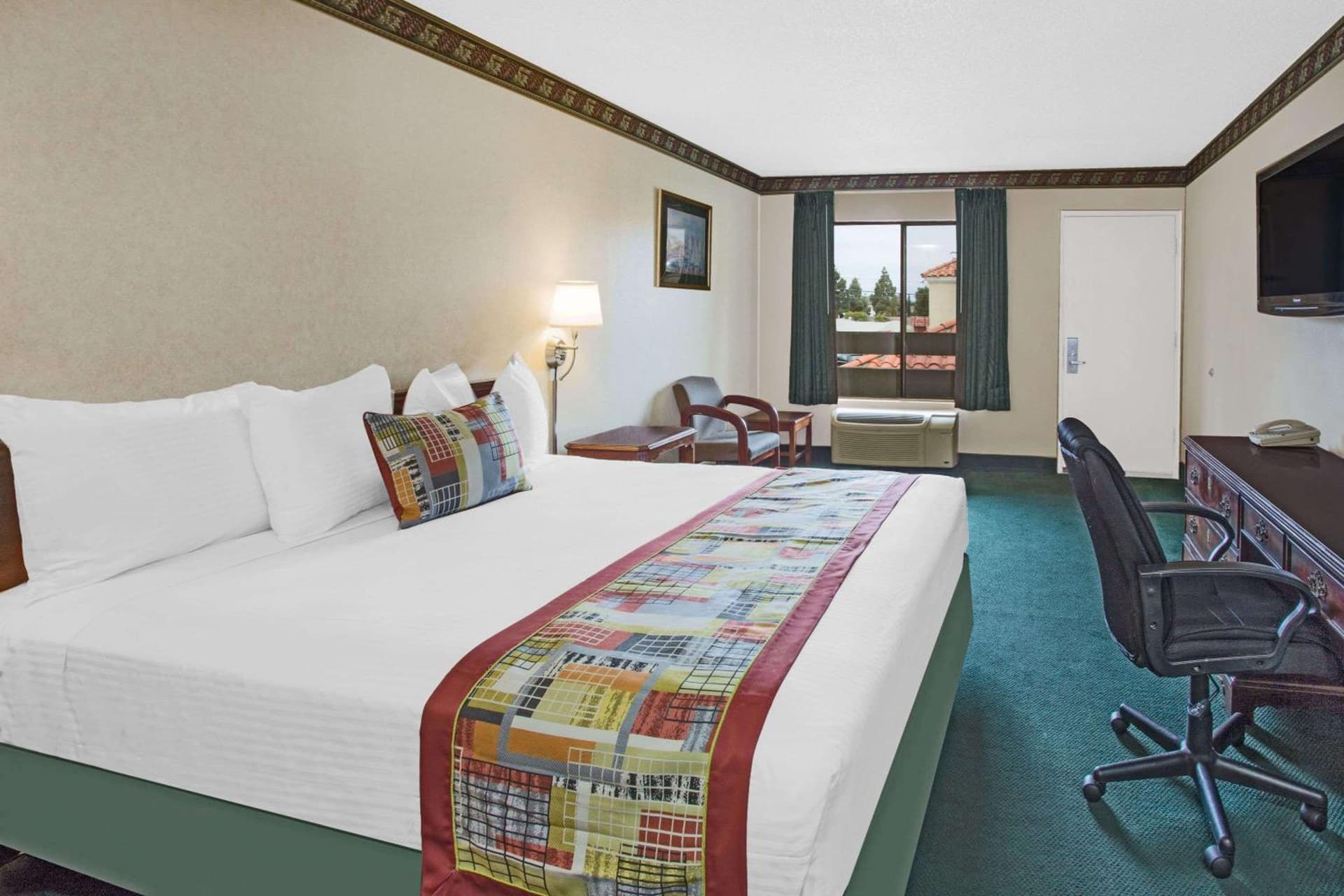 Travelodge by Wyndham Costa Mesa Newport Beach Hacienda gallery photo in Costa Mesa, CA — image 6