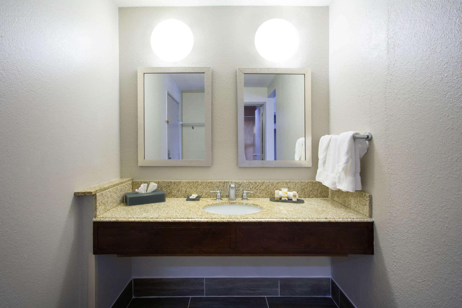La Quinta Inn by Wyndham Roanoke Salem gallery photo in Salem, VA — image 7