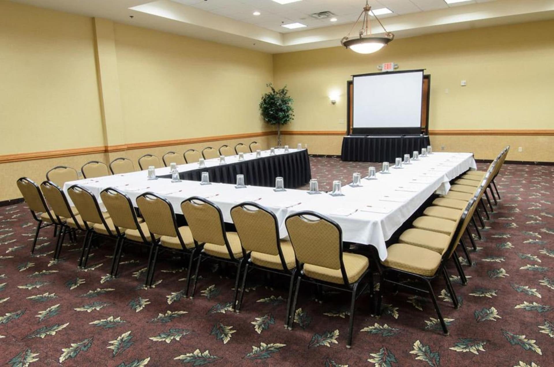 Ramada by Wyndham Sioux Falls Airport - Waterpark Resort & Event Center gallery photo in Sioux Falls, SD — image 11