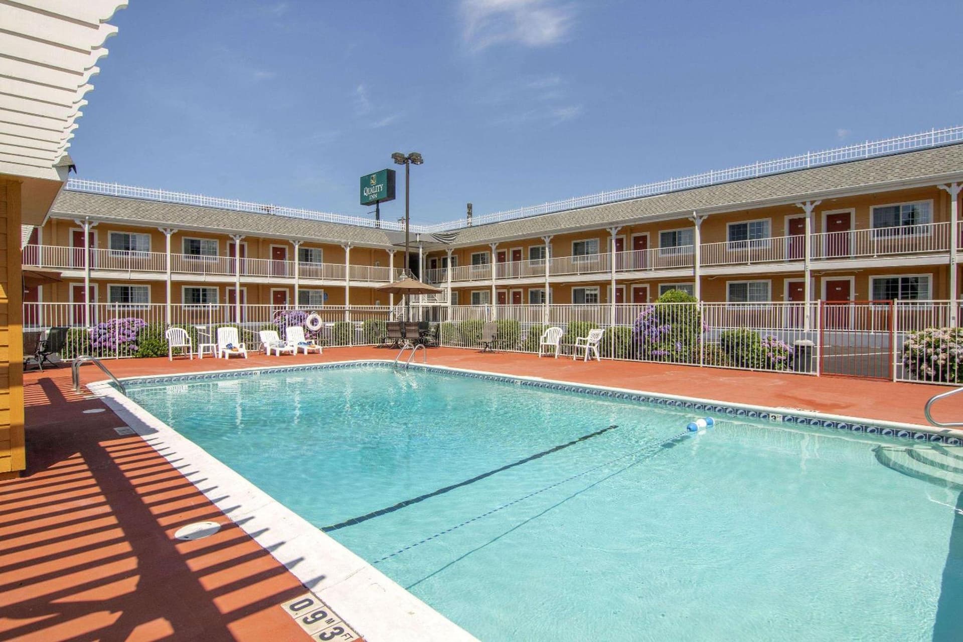 Quality Inn Central Roseburg interior in Roseburg, OR — gallery photo 2