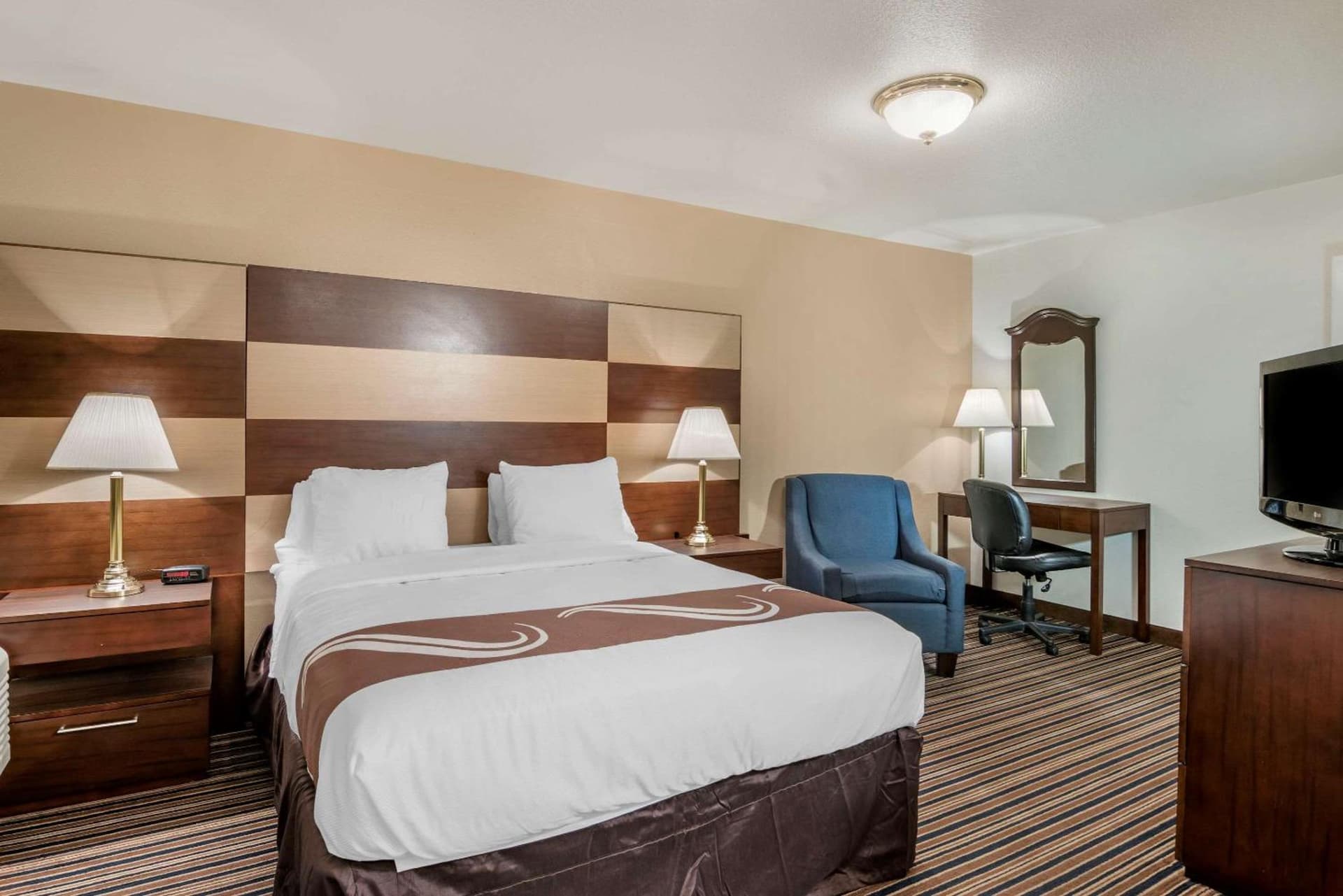 Quality Inn Central Roseburg property views in Roseburg, OR — gallery photo 3