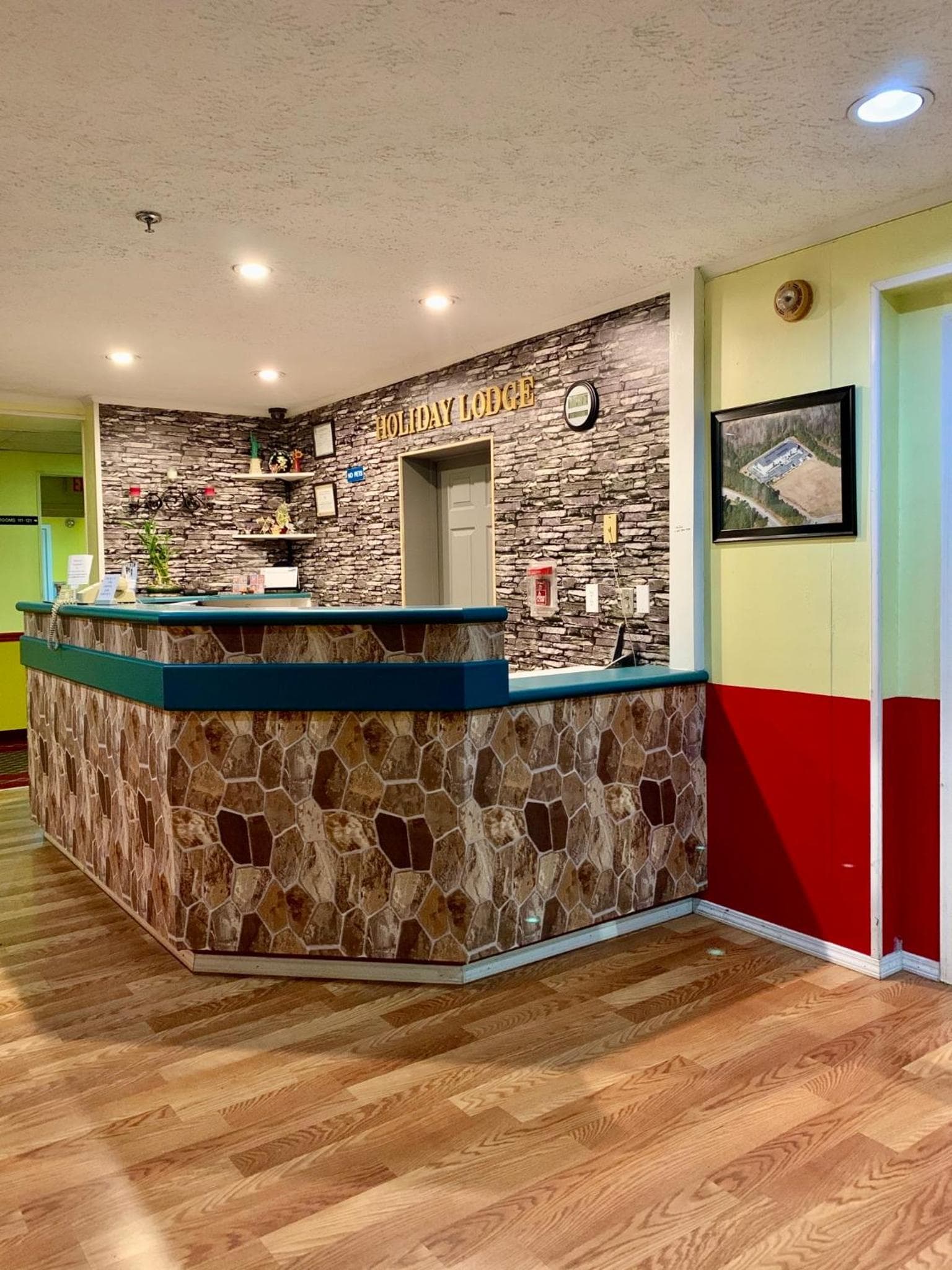 Holiday Lodge - Greensboro/Lake Oconee interior in Turnwold — gallery photo 2