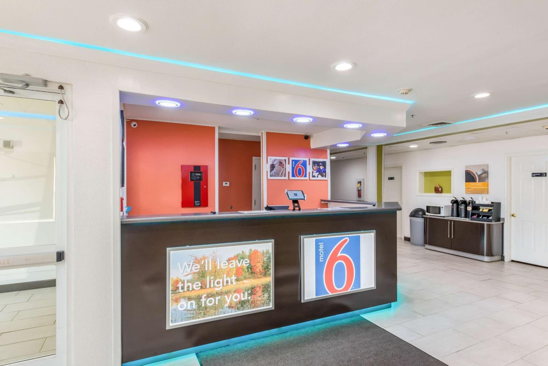 Motel 6-Gastonia Charlotte I-85 interior in Gastonia, NC — gallery photo 2