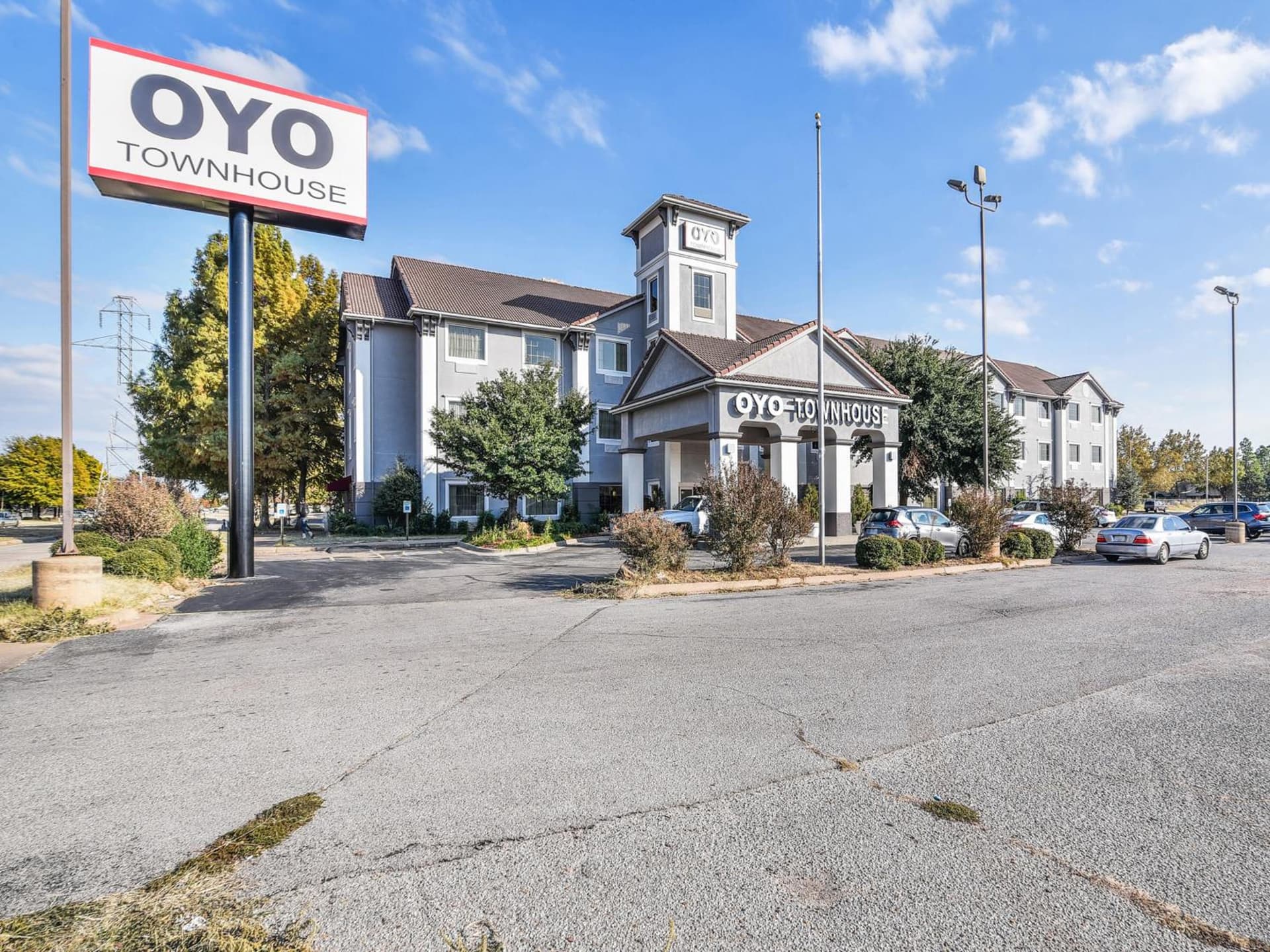 OYO Townhouse Oklahoma City Airport featured exterior or lobby in Oklahoma City, OK — similar hotel