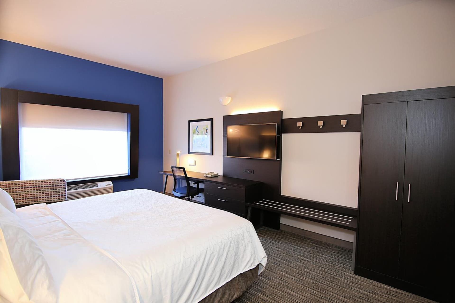 Holiday Inn Express Hotel & Suites Ashland by IHG interior in Ashland, OR — gallery photo 2