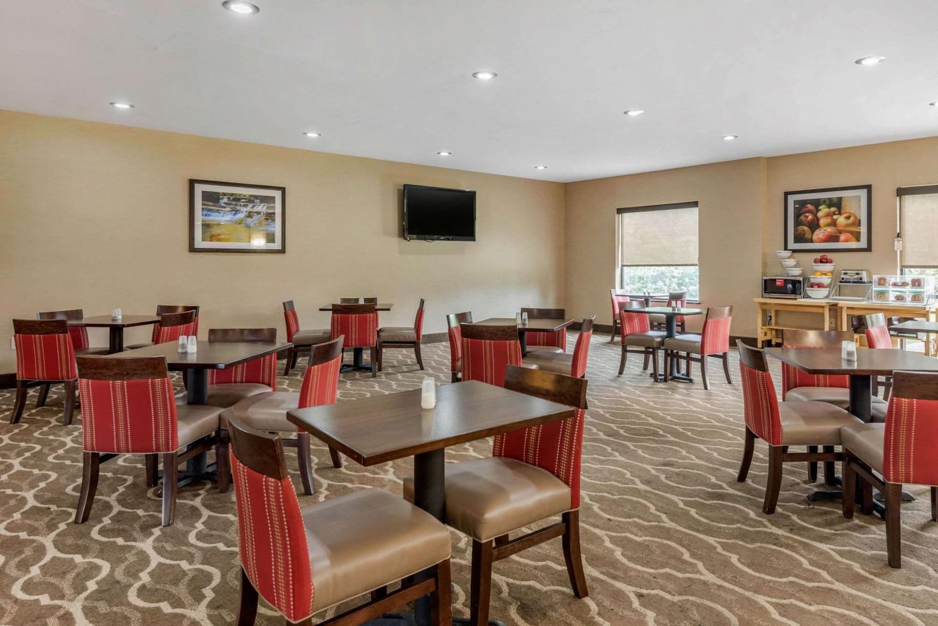Comfort Suites Dayton-Wright Patterson gallery photo in Dayton, OH — image 7