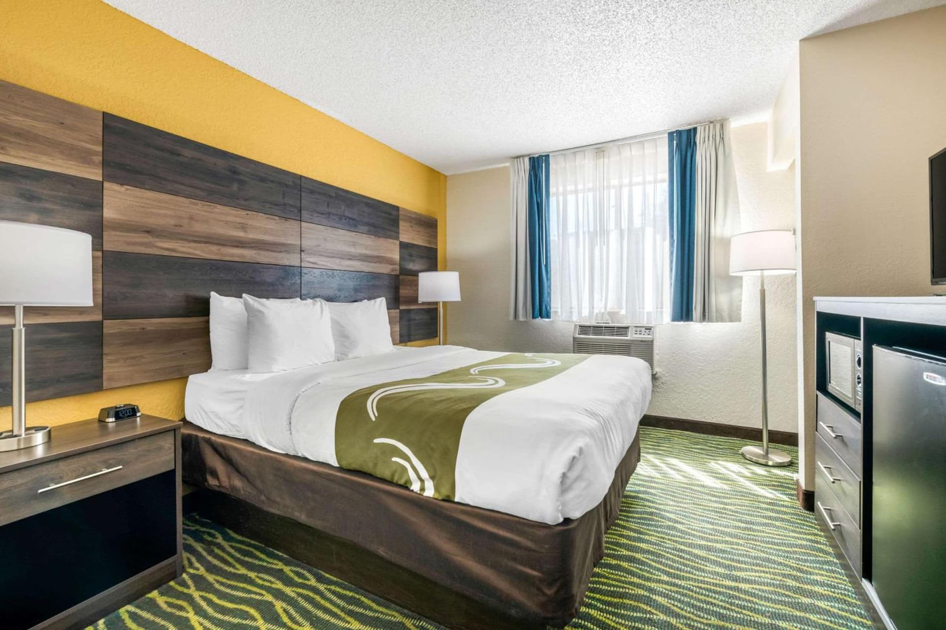 Quality Inn & Suites Leesburg Chain of Lakes interior in Leesburg, FL — gallery photo 2