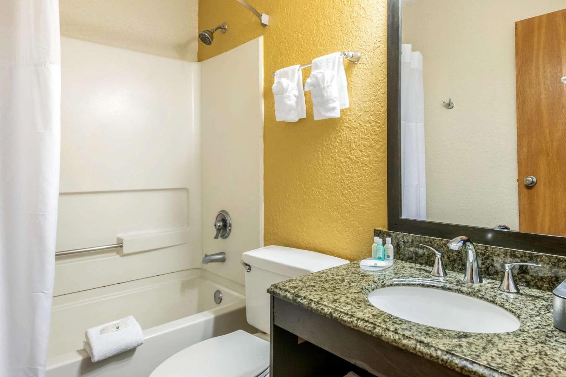 Quality Inn & Suites Leesburg Chain of Lakes gallery photo in Leesburg, FL — image 19