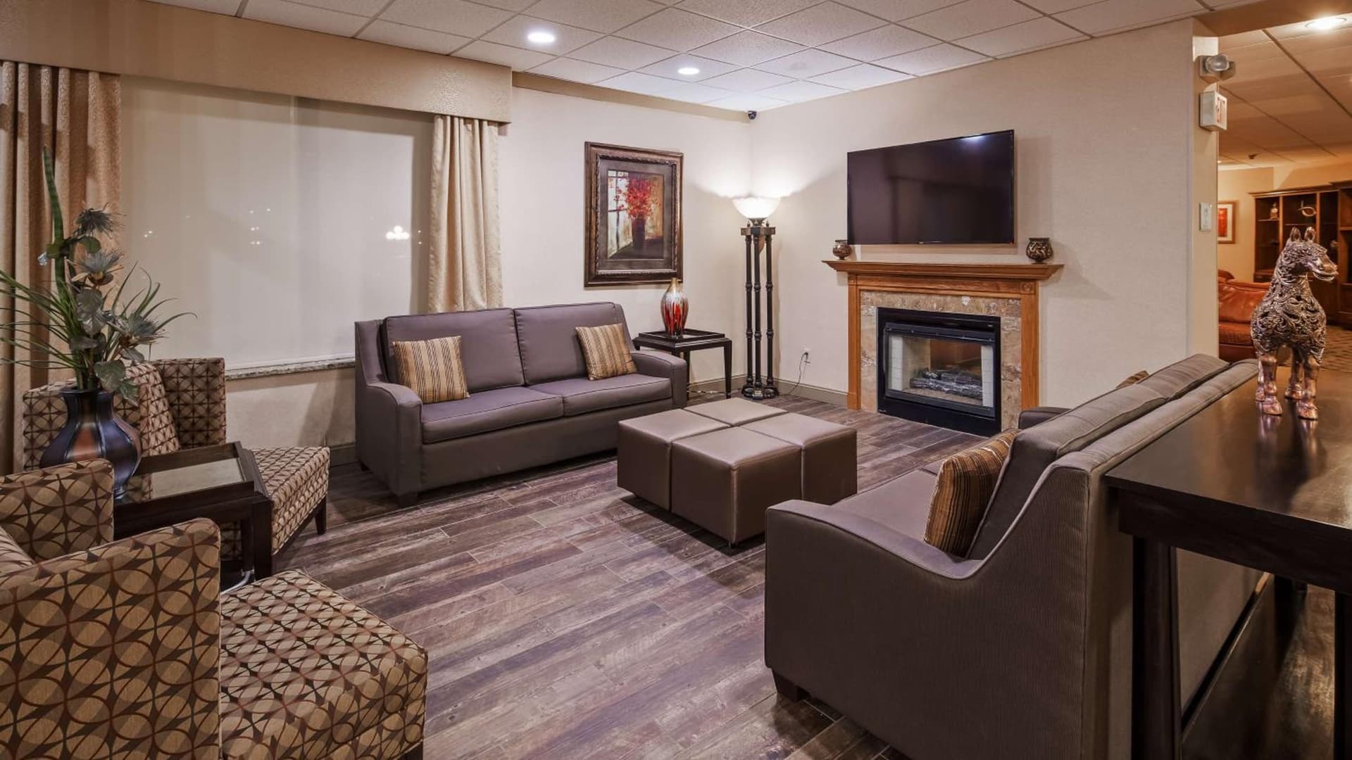 Best Western Crossroads of the Bluffs interior in Council Bluffs, IA — gallery photo 2