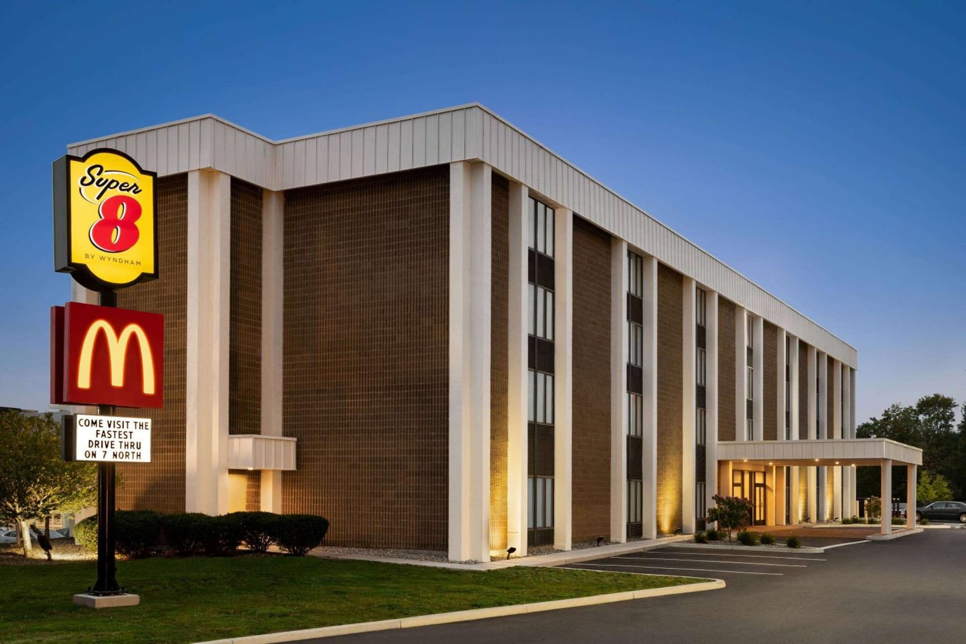 Super 8 by Wyndham Liverpool/Syracuse North Airport interior in Liverpool, NY — gallery photo 2