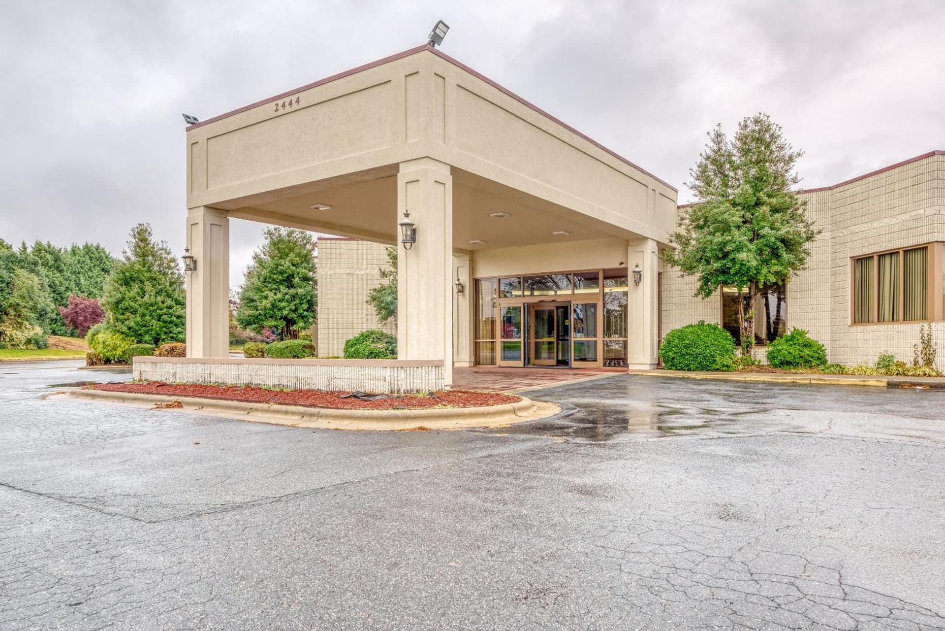 OYO Hotel Burlington South featured exterior or lobby in Burlington, NC — similar hotel